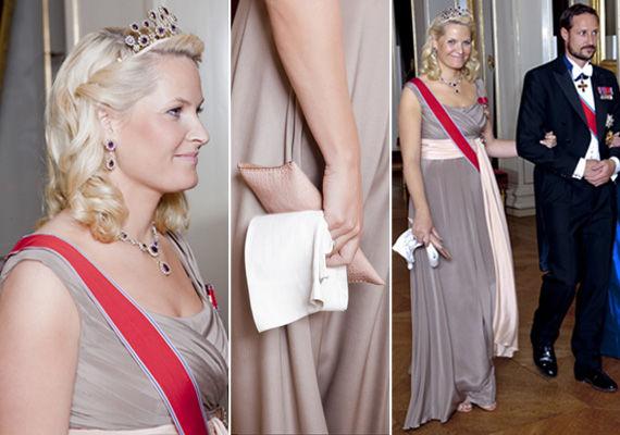 KONTRASTER: Kronprinsessen brøt opp den gråaktige kjolen med lyserosa tilbehør under kongeparets middag for stortingsrepresentantene i oktober 2010. Foto: NTB Scanpix