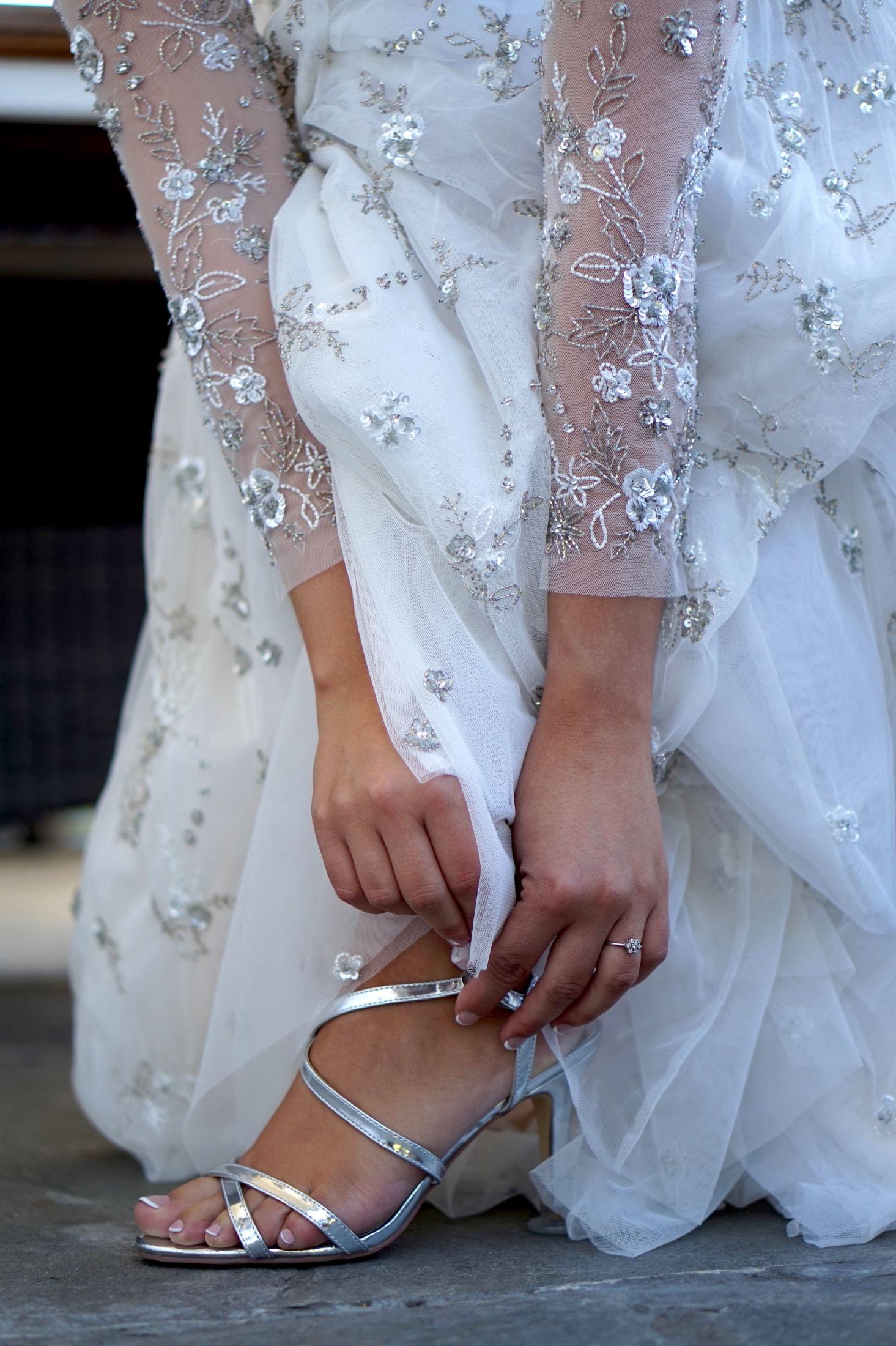 PERLER OG SØLV: Den bohemske brudekjolen, sølvskoene og sløret fant Thea på nettet. Foto: Tone Tvedt