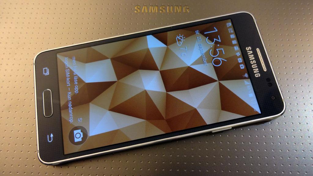 Samsung Galaxy Alpha er selskapets mest luksuriøse mobiltelefon på flere år.Foto: Espen Irwing Swang, Tek.no
