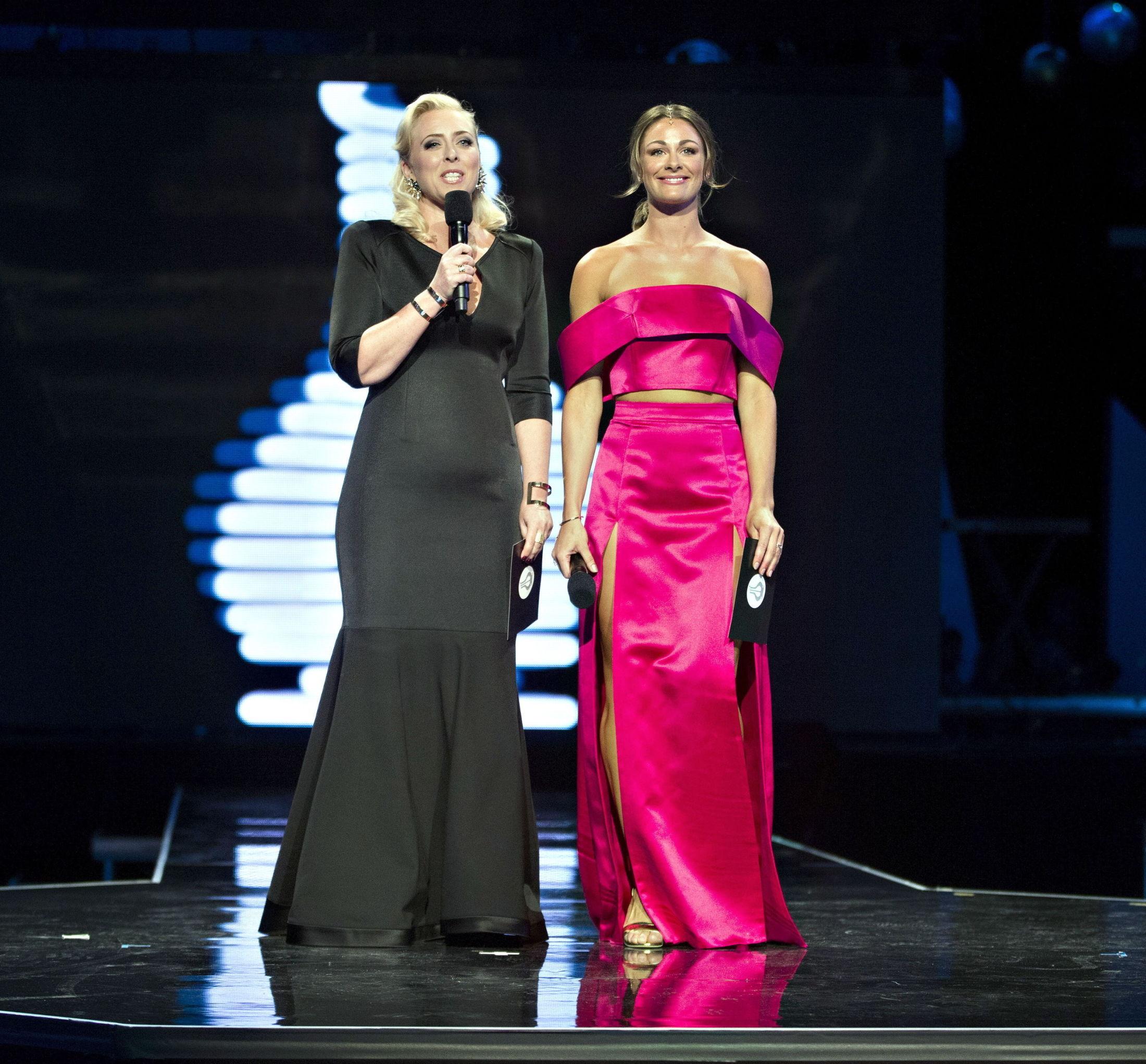 BALANSERER HVERANDRE: Jenny Skavlan og Mona B. Riise har fått spesialdesignede kjoler for å lede Spellemannprisen for musikkåret 2014. Foto: Fredrik Solstad/VG