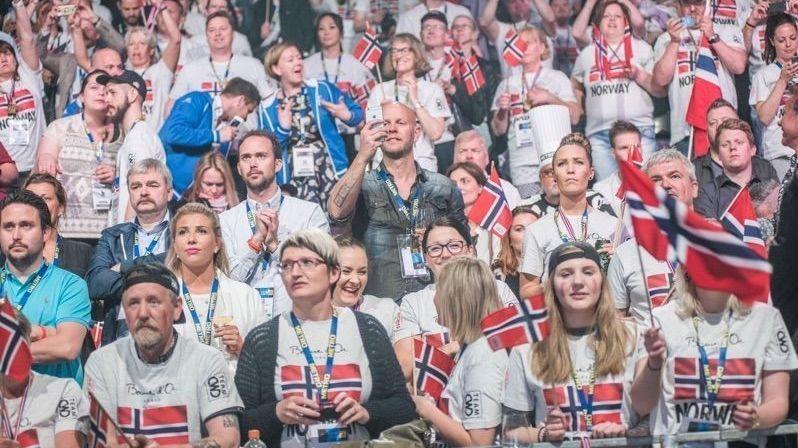 CELEBERT PUBLIKUM: Det norske laget har mange supportere på tribunen under konkurranse, blant andre fjorårets verdnesmester Ørjan Johannessen. Foto: Fredrik Ringe.