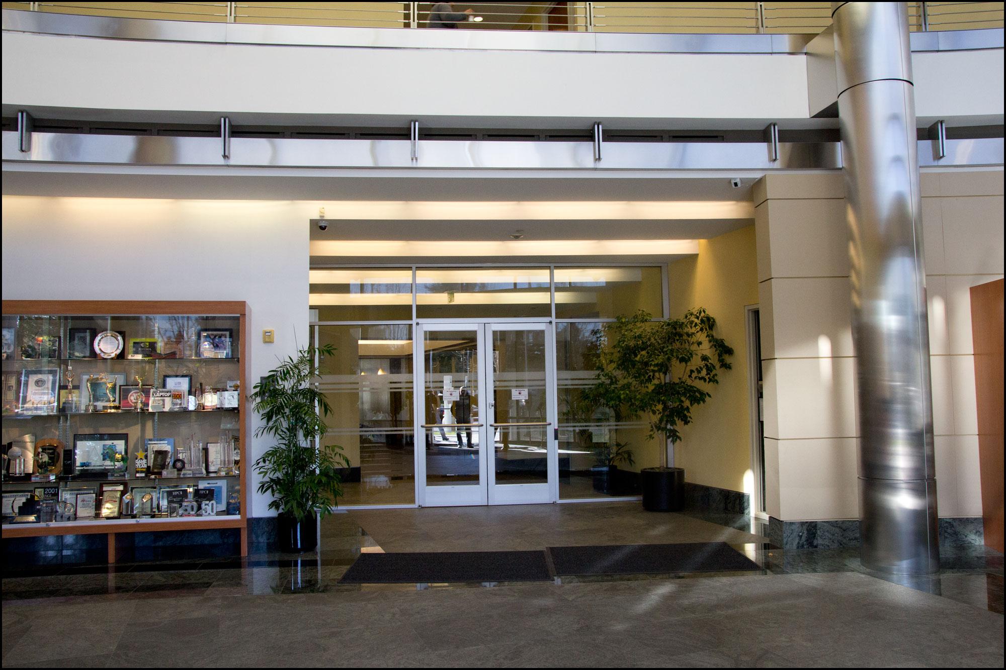 Døren som leder inn til hjertet av Nvidias hovedkvarter fra resepsjonsområdet.