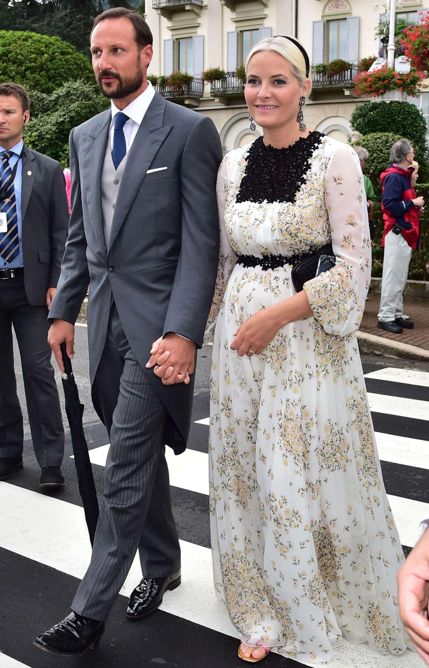 STILFULLE: Kronprinsesse Mette-Marit og kronprins Haakon fikk mye oppmerksomhet av internasjonal presse da de gjestet det celebre bryllupet i Italia. Kjolen er fra luksusmerket Giambattista Valli. Foto: Giuseppe Cacace AFP