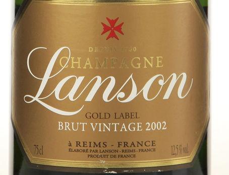 Server denne Champagnen til lammecarré med sjysaus.
