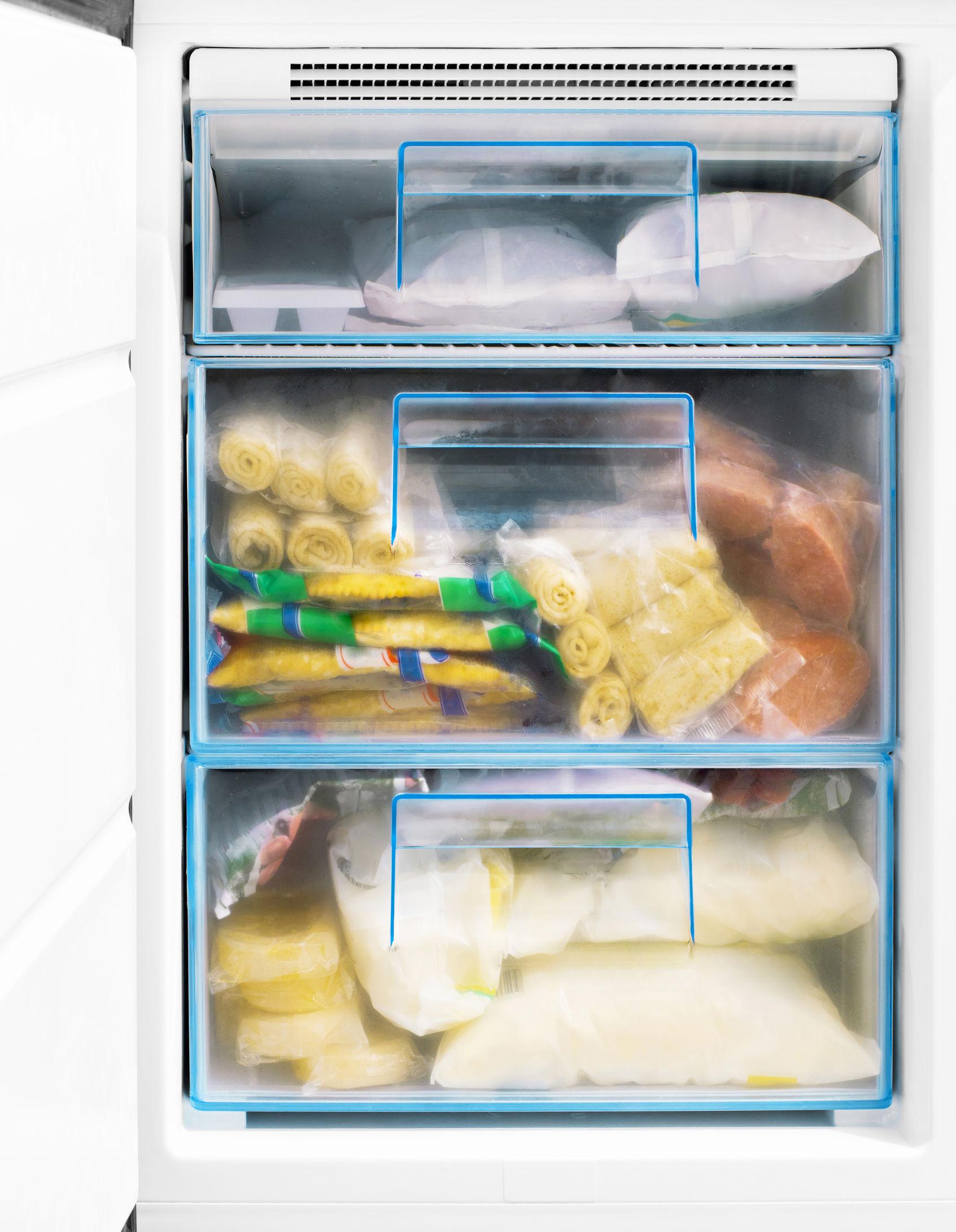 HELT FULLT: Fryseren er både mest effektiv of mes økonomisk når den er helt full. Har du ikke nok mat å fylle fryseren med, er et godt tips å legge inn noen gamle aviser for å fylle på. Foto: NTB Scanpix.
