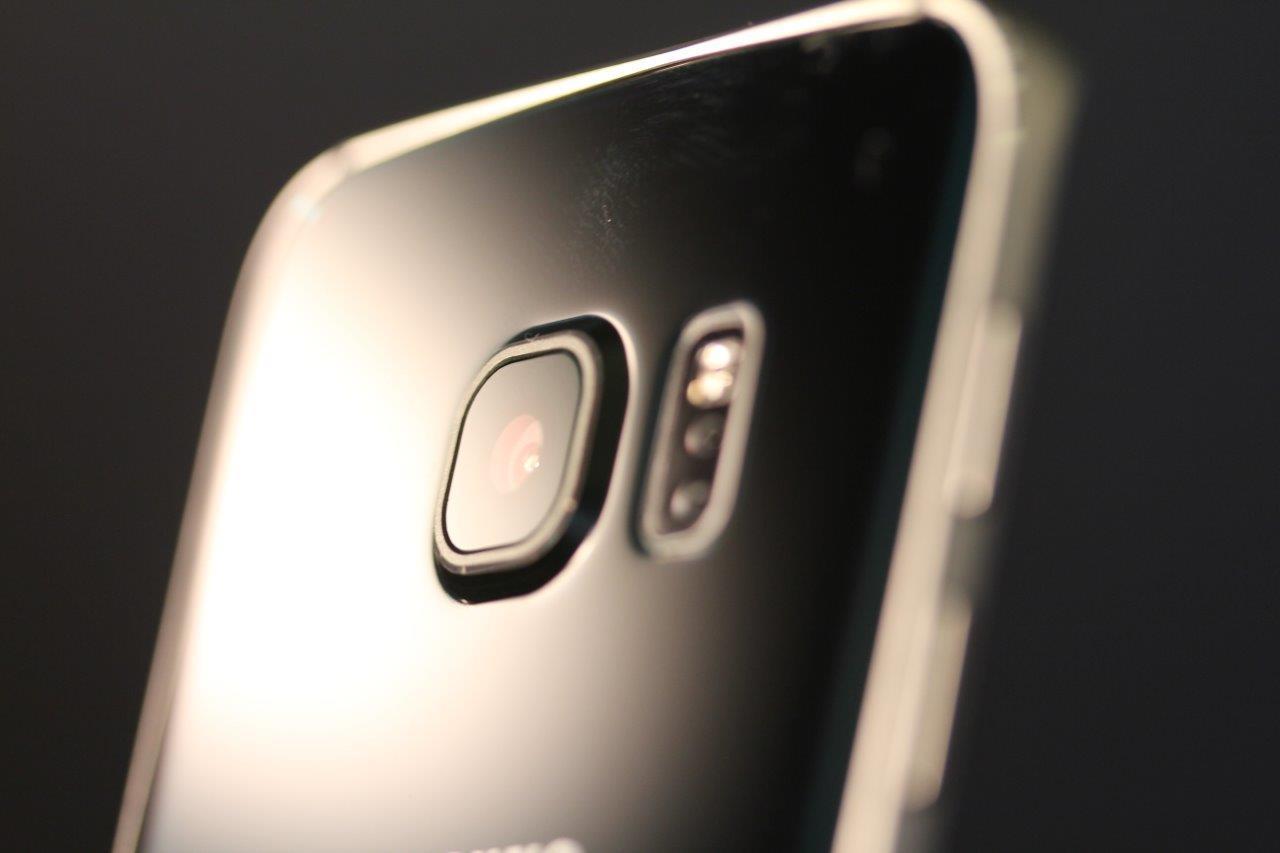 Kameraet stikker litt ut. Her ser du hvordan det ser ut på Galaxy S6. Foto: Espen Irwing Swang, Tek.no