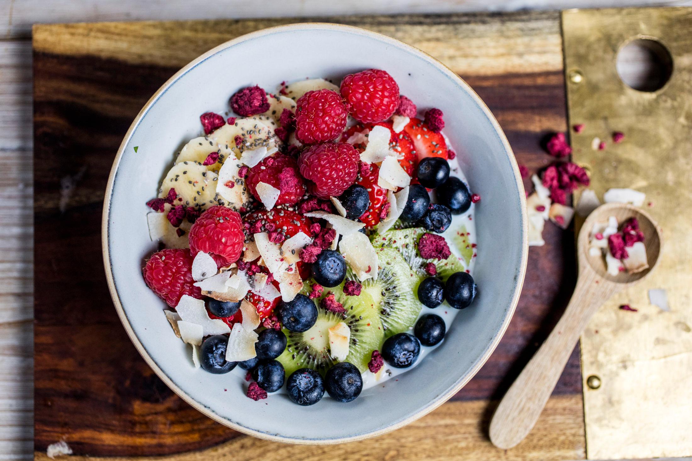 Fotogen frokost: Quinoa-bolle med frukt og bær av Lise Finckenhagen. Oppskriften finner du her! Foto: Sara Johannessen / VG