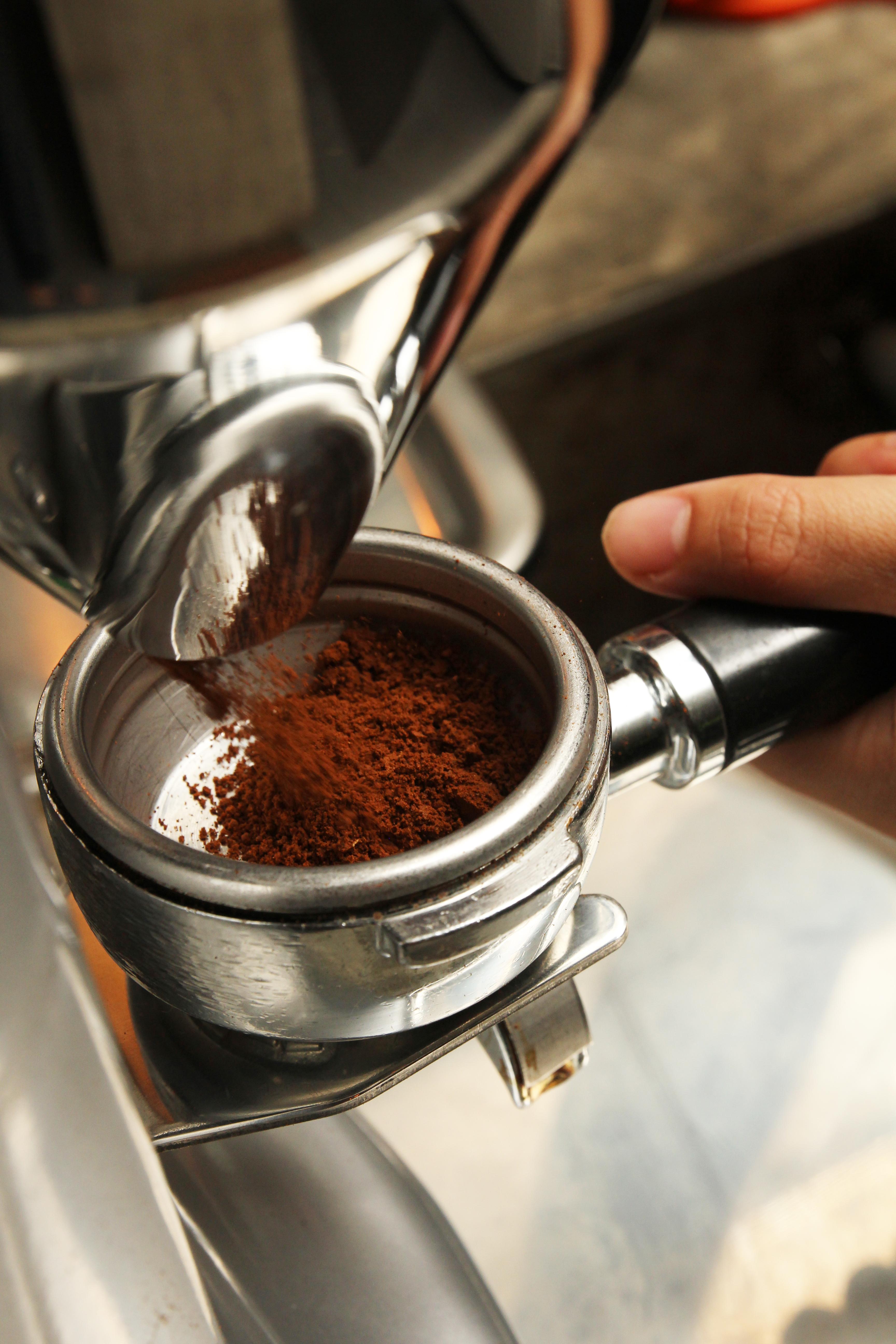 FORRINGES FORT: Det er en grunn til at man kverner kaffen «shot for shot», forklarer kaffeeksperten.