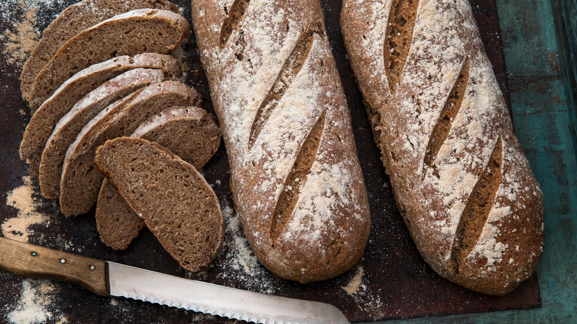 GODE BRØDTIPS: Diplombaker Erlend Løken Volden gir sine beste tips til hvordan du unngår tørre og kompakte brød. 