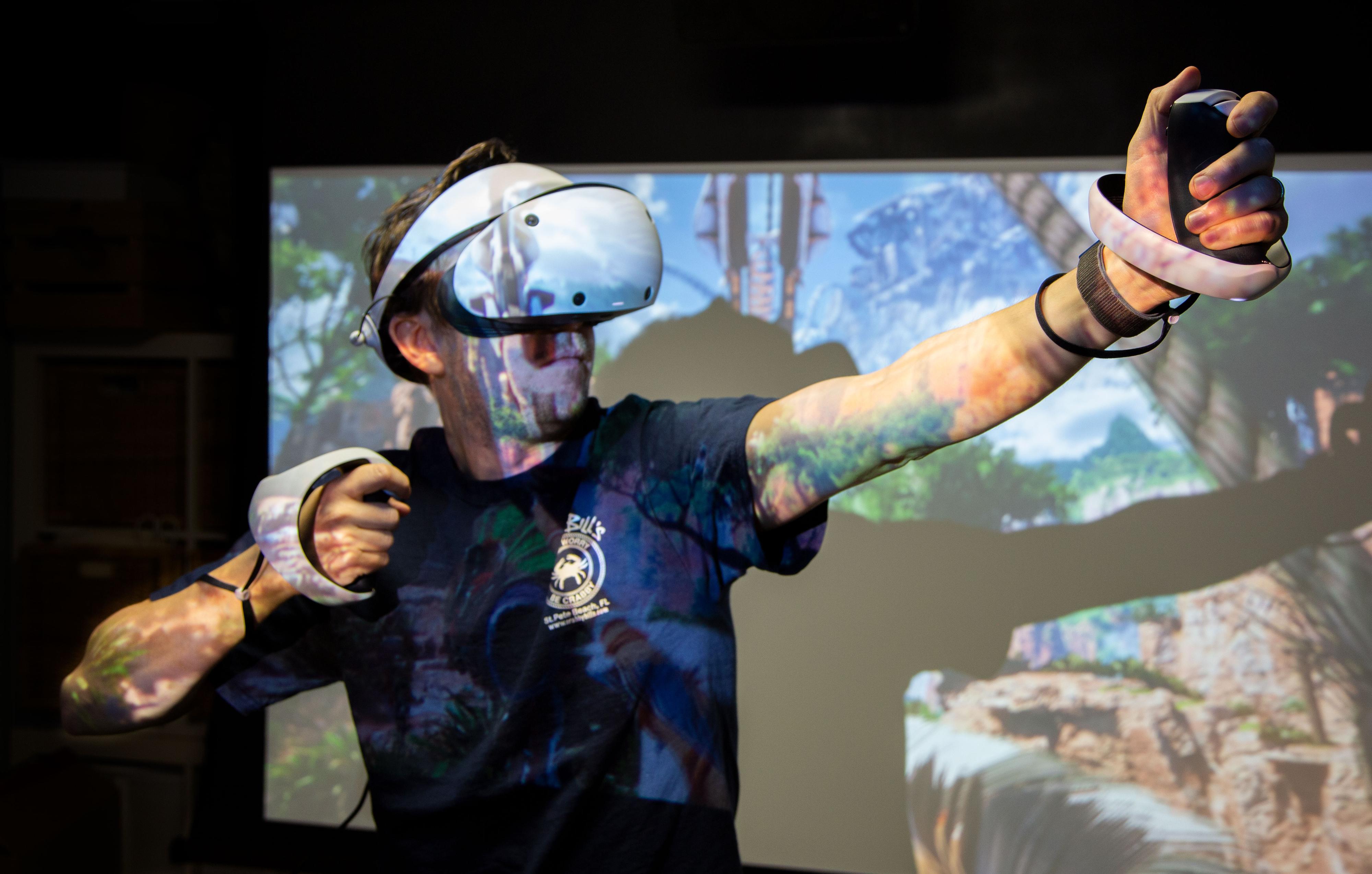 Det tradisjonelle «vi skyter med pil og bue i VR»-bildet. 