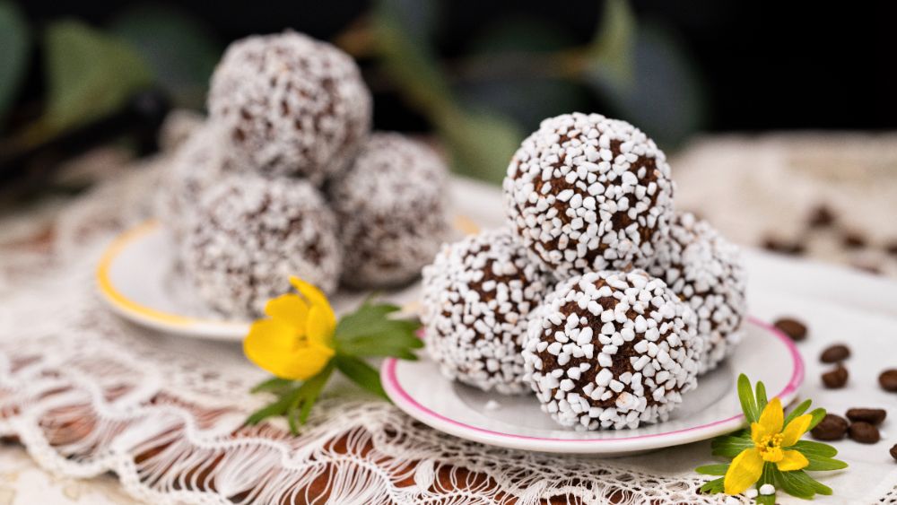 Klassiska chokladbollar med kokos eller pärlsocker