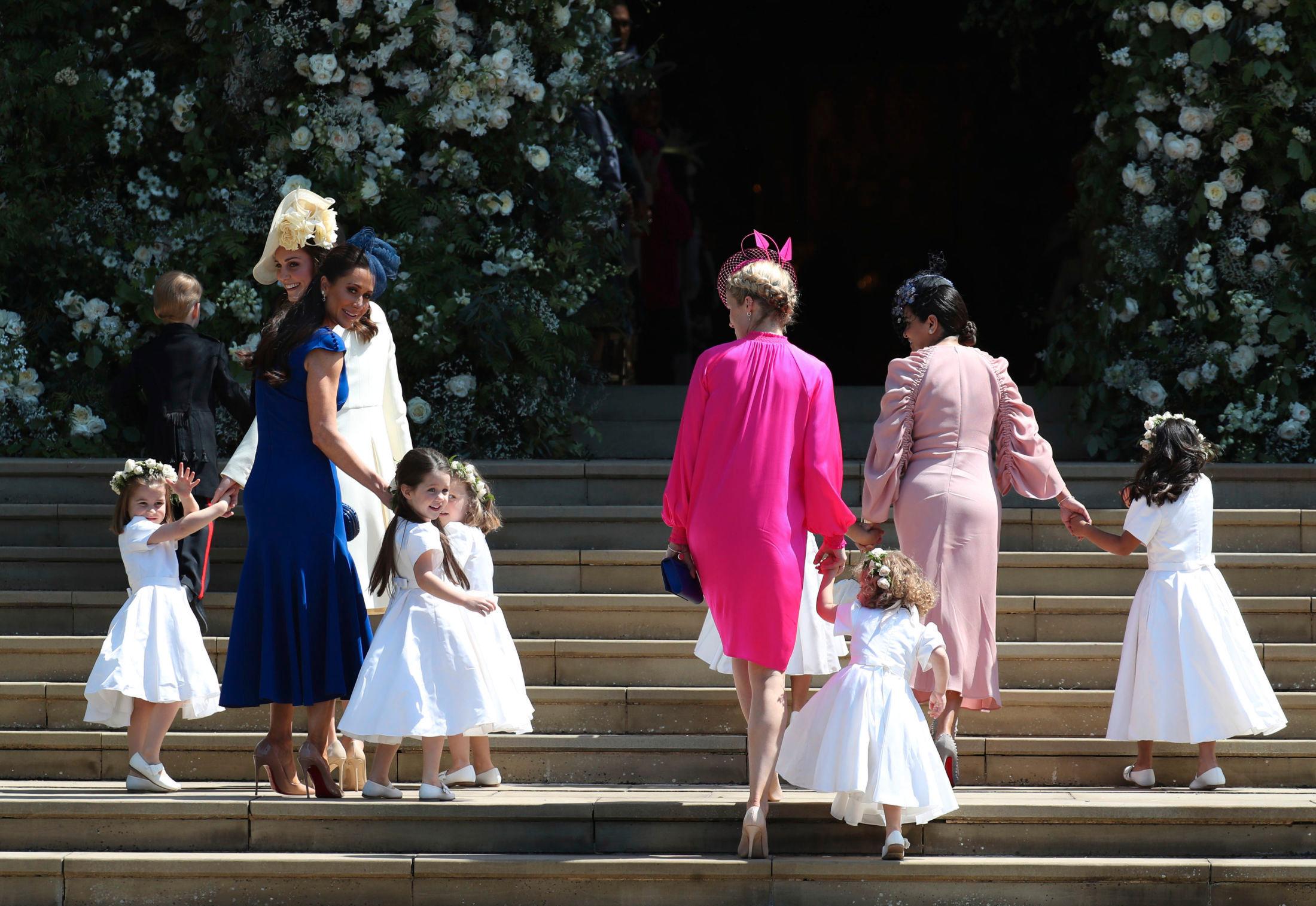 BRUDEPIKER: Hertuginne Kate i hvitt foran på trappen ankommer kirken sammen med brudepikene. Foto: Jane Barlow/AP