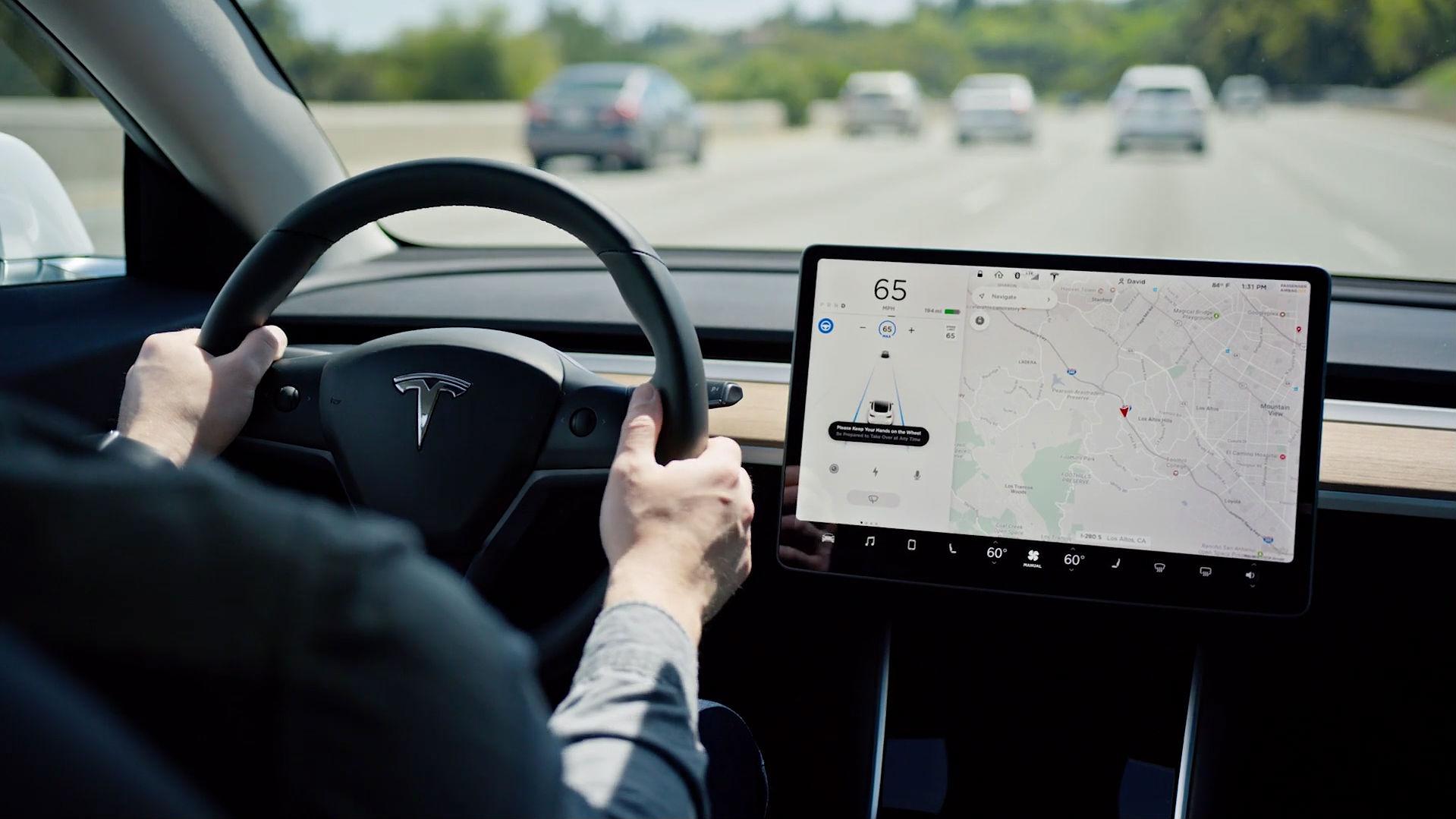 Teslas «Full Self Driving»-pakke har så langt mest av alt vært en lovnad om funksjoner i fremtiden. Nå har Tesla begynt utrullingen av en stor oppdatering. 