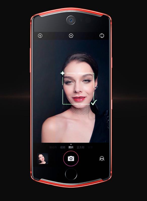 Samme kamerabrikke som sitter i Samsungs Galaxy S7 brukes som selfiekamera på T8. I tillegg kjører telefonen en rekke skjønnhetsfiltre som skal kunne endre på utseendet til flere personer i samme bildet.