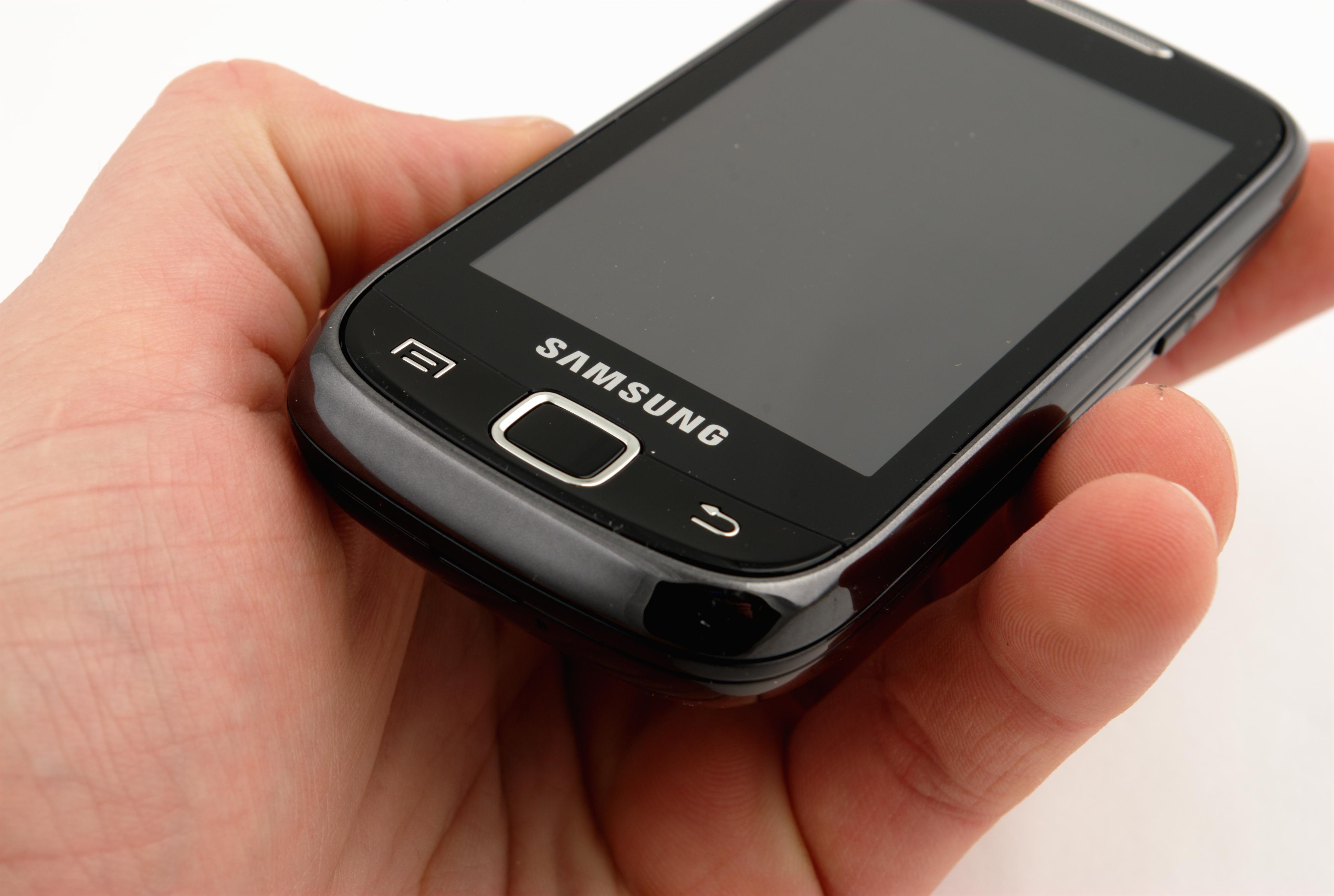 Ved første øyekast ser Galaxy 551 ut som en litt klumpete touch-telefon.