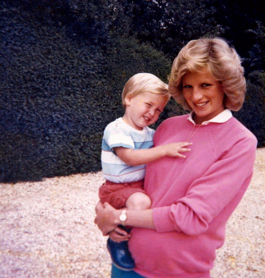 THINK PINK: Diana med rosa collegegenser og prins William på armen. Foto: Reuters