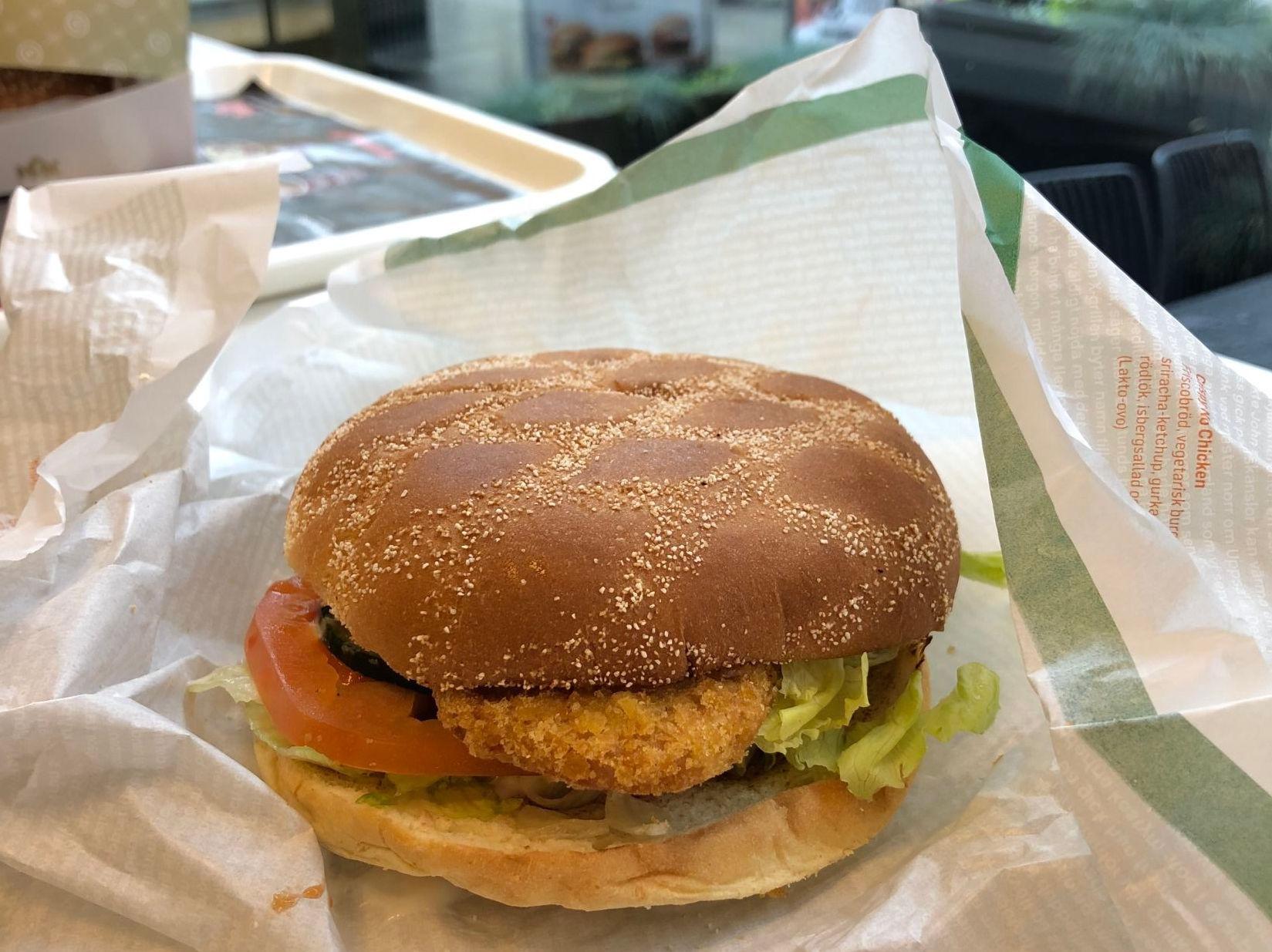 TESTVINNEREN: Crispy No Chicken kopierer smaken av en kyllingburger, og skal vi tro testpanelet treffer den godt. Foto: Mona Bristøl/VG