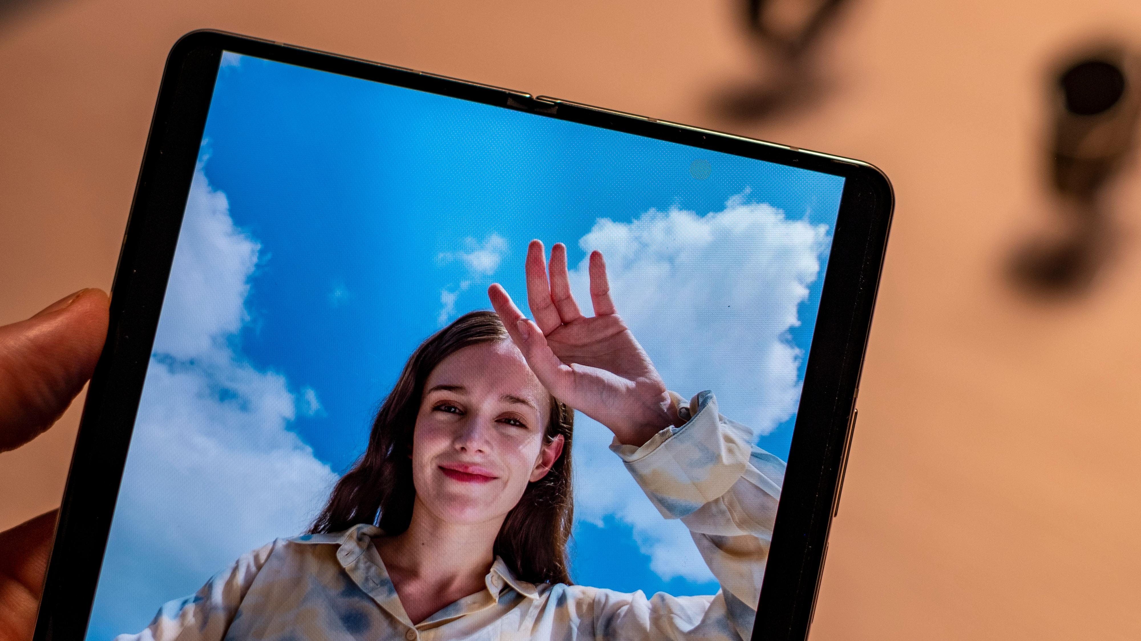 Pikslene over selfiekameraet på innsiden av telefonen skiller seg fortsatt ut fra omgivelsene, men de skal ifølge Samsung ha blitt noe mindre synlige enn før.