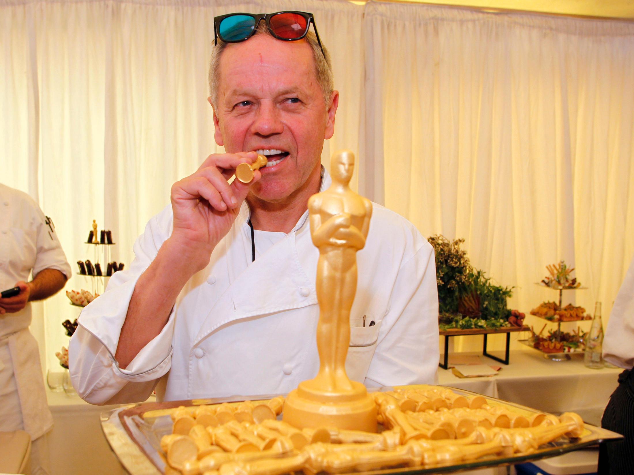 KOKKEN SELV: Wolfgang Puck smaker her på en 24-karats sjokolade-Oscar under forberedelsene til den 84. Oscar-utdelingen. Dette i 2012. Foto: REUTERS/Danny Moloshok