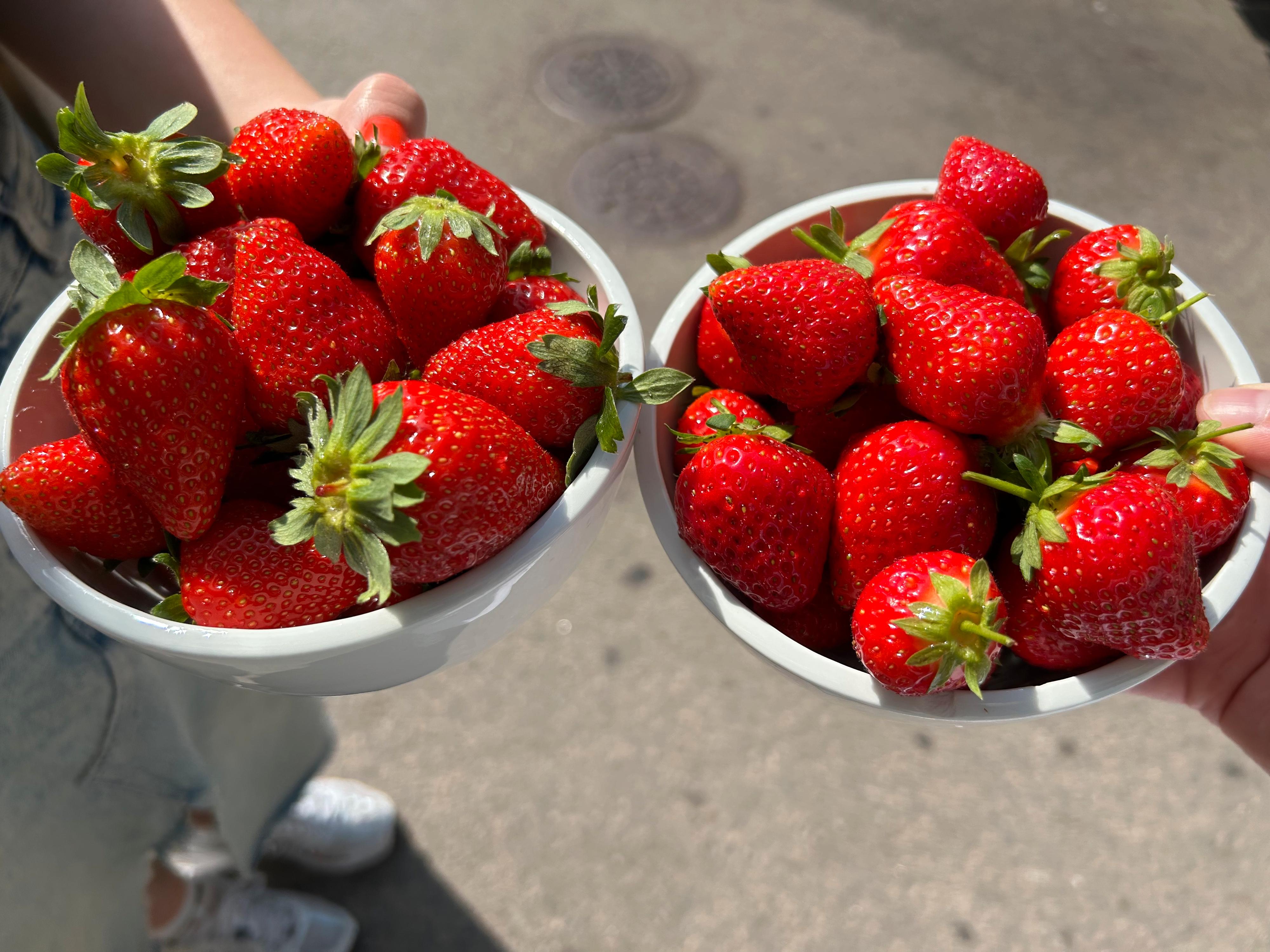 SOMMERSNACKS: Det finnes noen enkle grep man kan ta for å bevare den søte og friske smaken til jordbær.