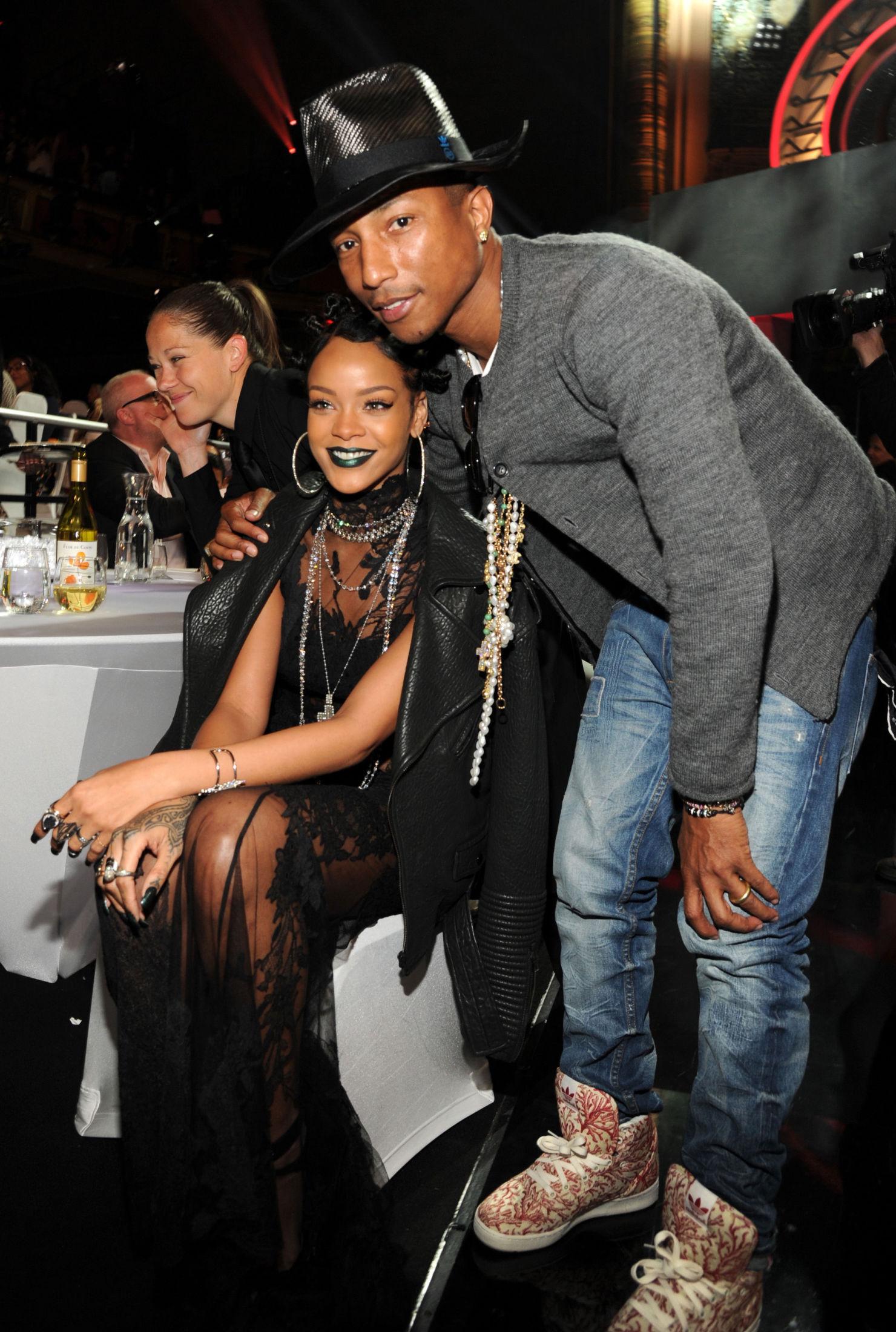 STILIKONER: Kaveh lar seg inspirere av stilen til kjente rappere som Pharrell og Kanye West. Rihanna er en av damene han vet som ser bra ut i «saggebukser». Foto: Getty Images