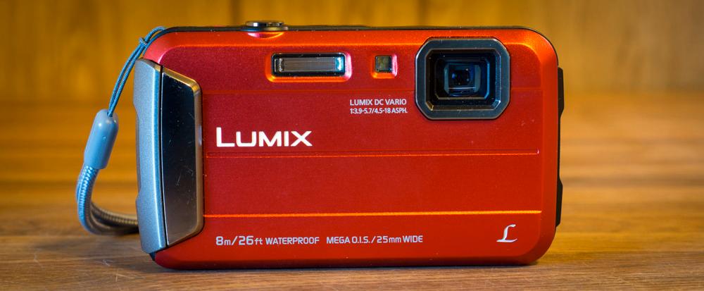 Panasonic Lumix FT30 er det mest lommevennlige kameraet i testen. Foto: Kristoffer Møllevik, Tek.no