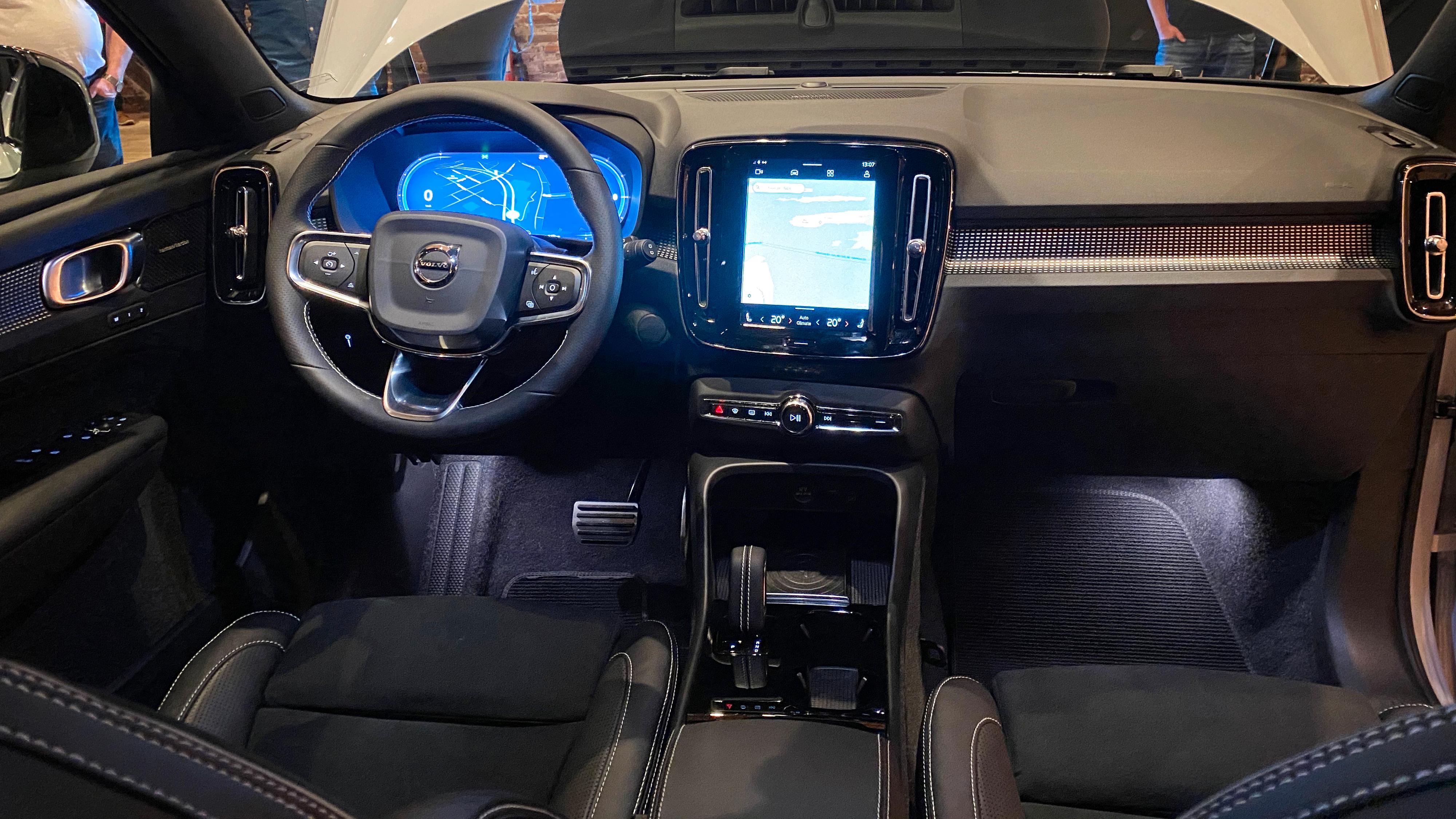 Førermiljøet foran. De som sterkt misliker de enorme infotainmentskjermene i moderne biler vil kanskje føle seg mer hjemme hos Volvo.