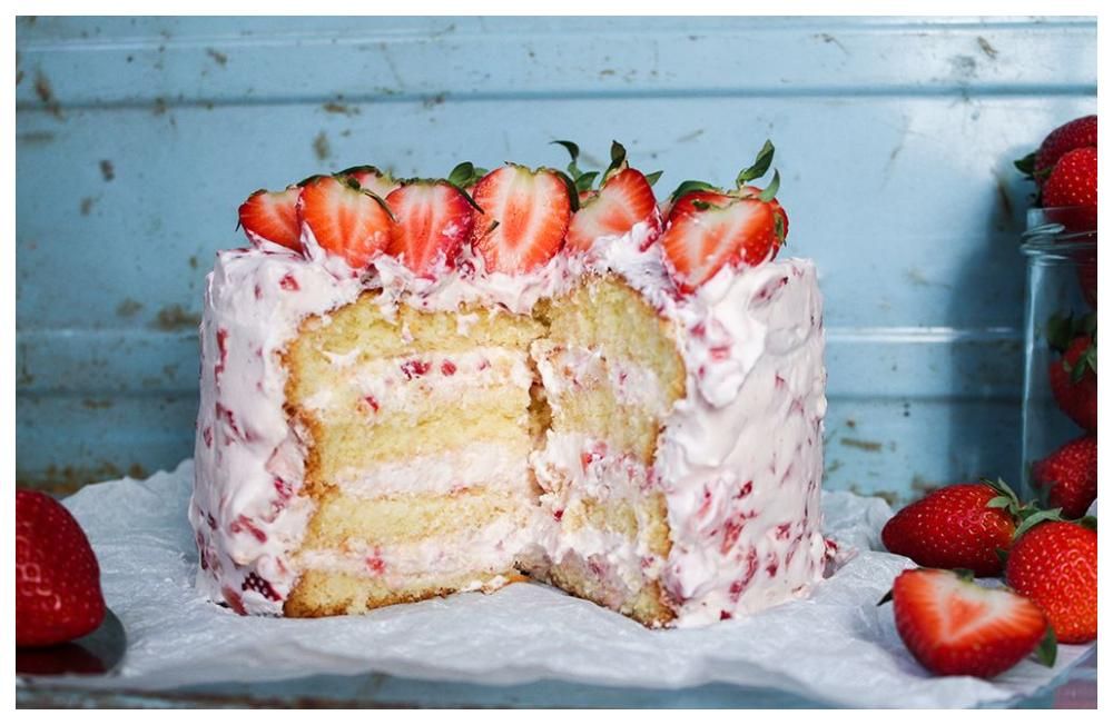 Himmelsk tårta med jordgubbar