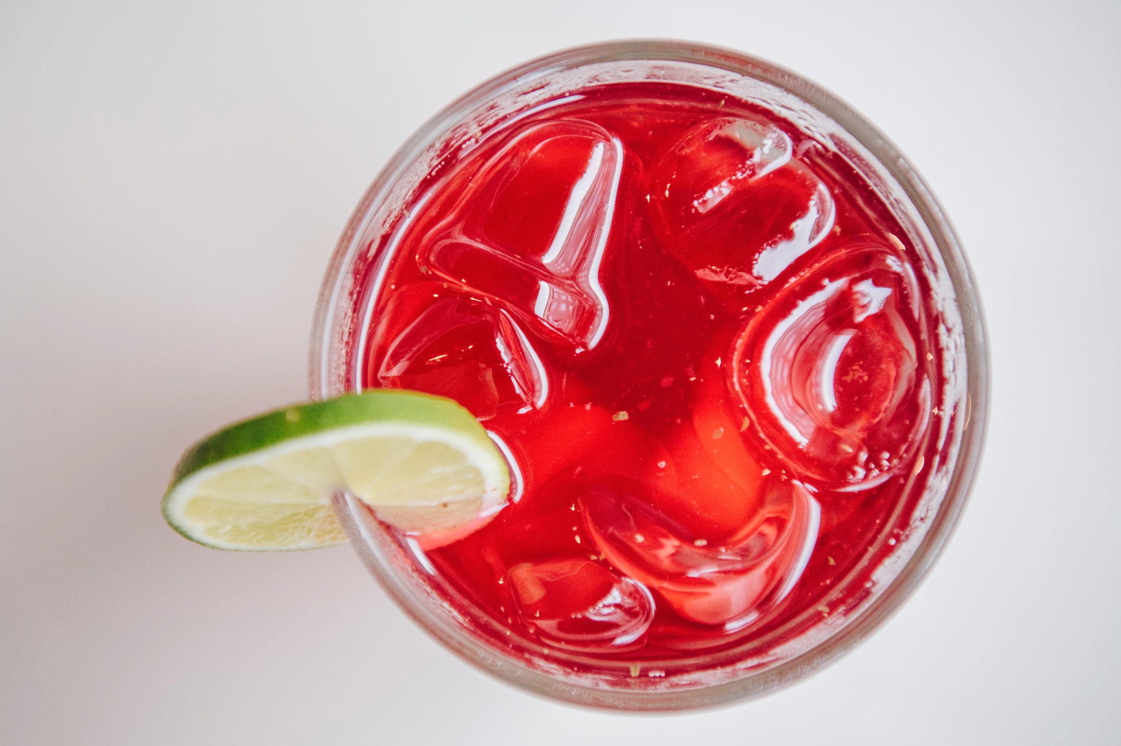 SØT: Anmelderen smakte på en alkoholfri Jamaica, en søtlig drikk med hibiskus. Foto: Ola Vatn/VG