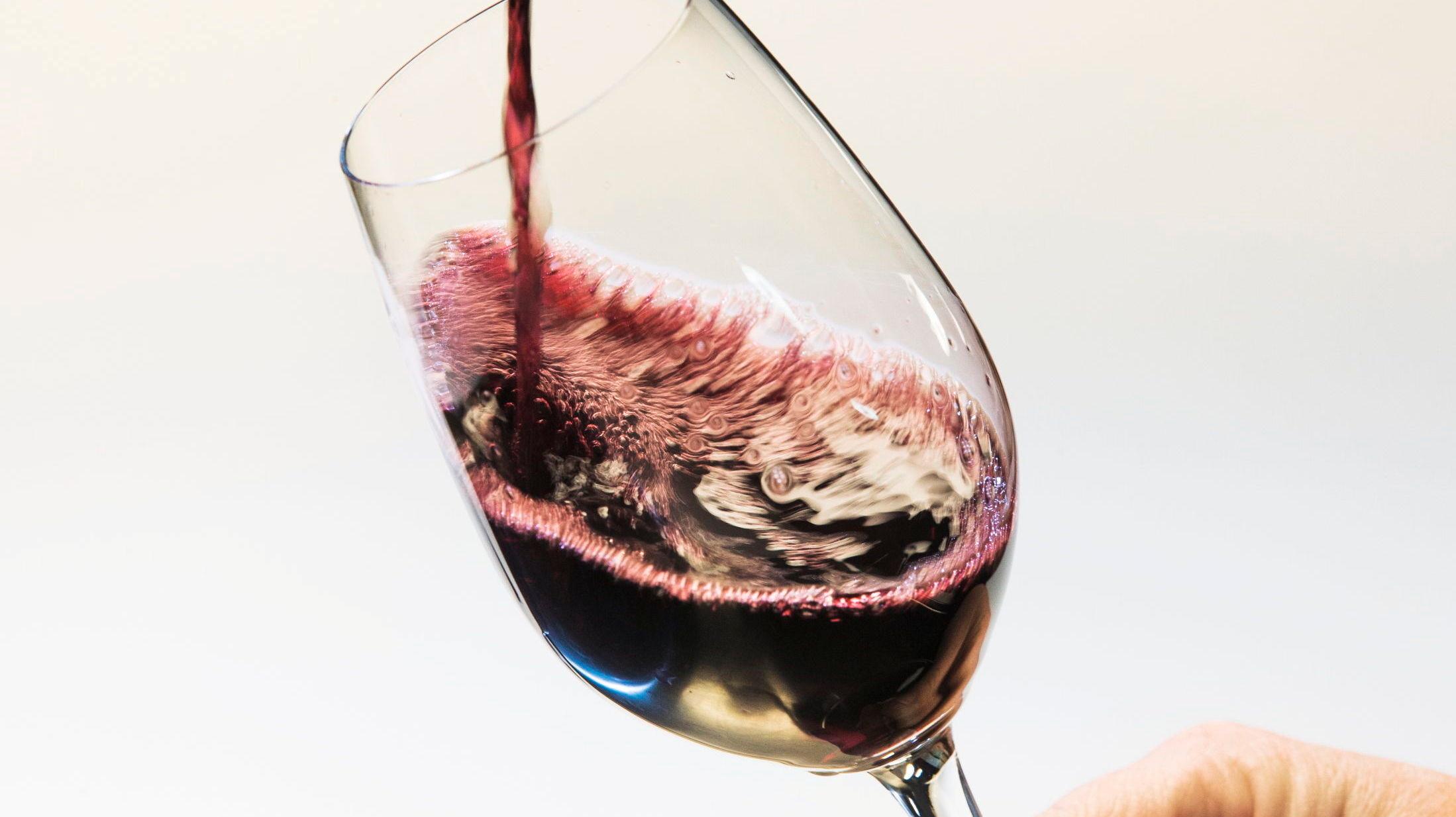 HODEPINE: Undersøkelser viser at et moderat inntak av vin også kan resulterer i hodepine. Foto: Frode Hansen