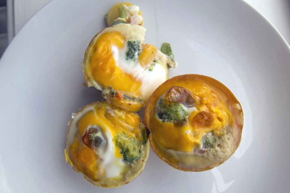 Med disse muffinsene kan du imponere med bakeferdigheter helt uten å bake! En eggemuffins med grønnsaker inneholder ca 88 kcal.