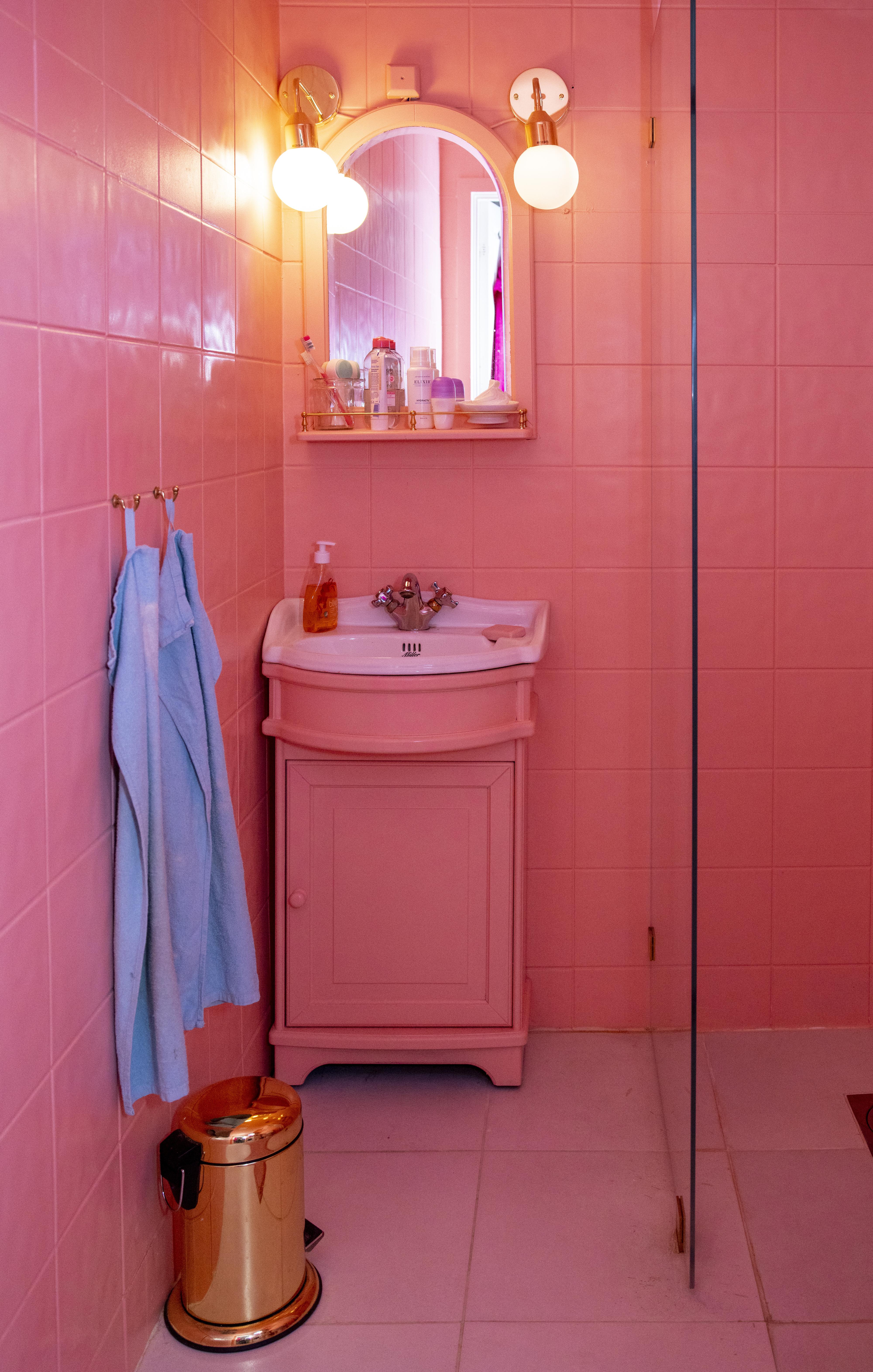 ROSA: Hele badet er malt i en nøye utvalgt rosafarge. 