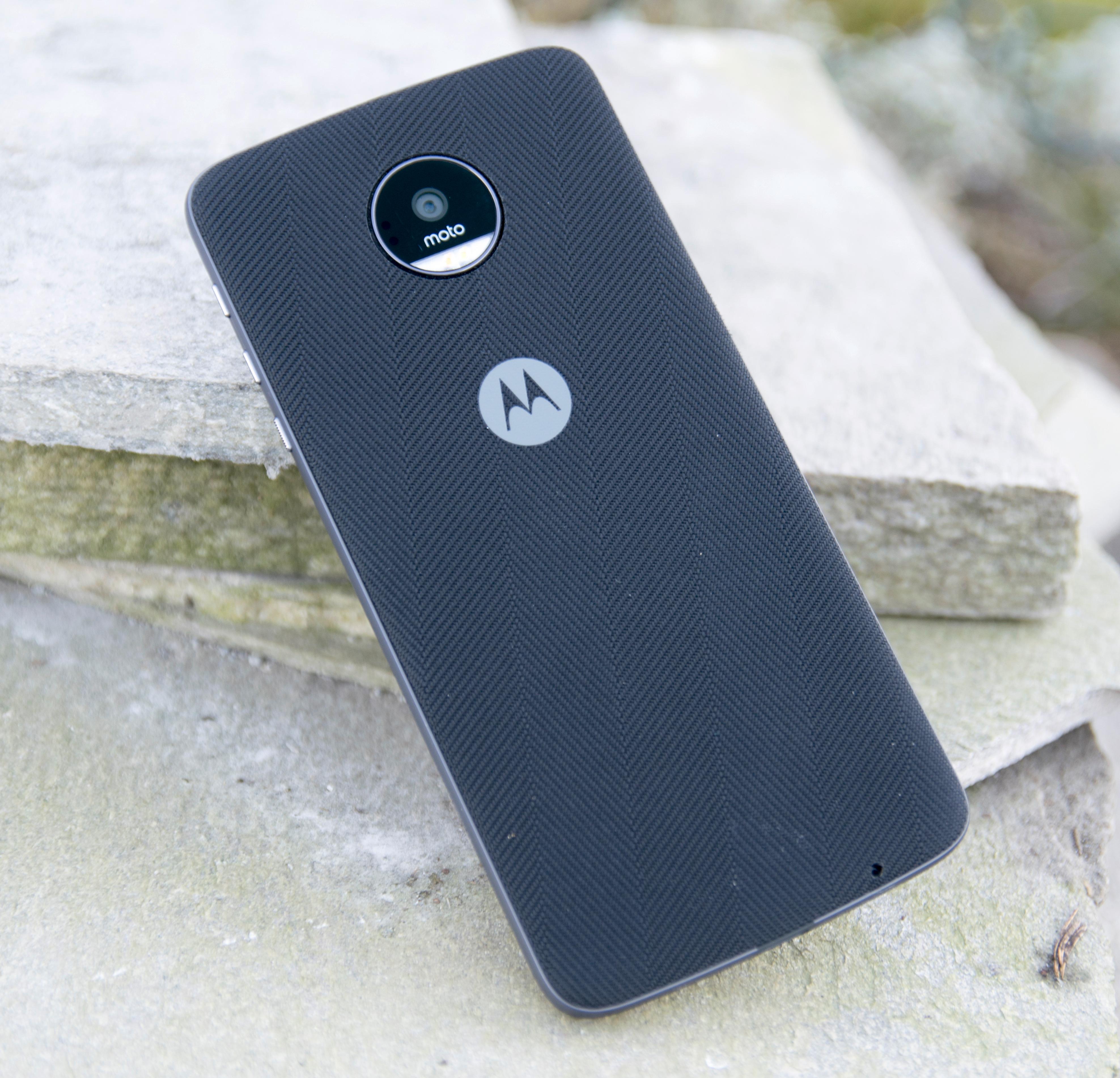 Motorola lager kledelige bakdeksler til å sette på Moto Z, men da øker også tykkelsen. Skal du likevel ha deksel på telefonen, kunne plassen like gjerne vært brukt på større batteri.