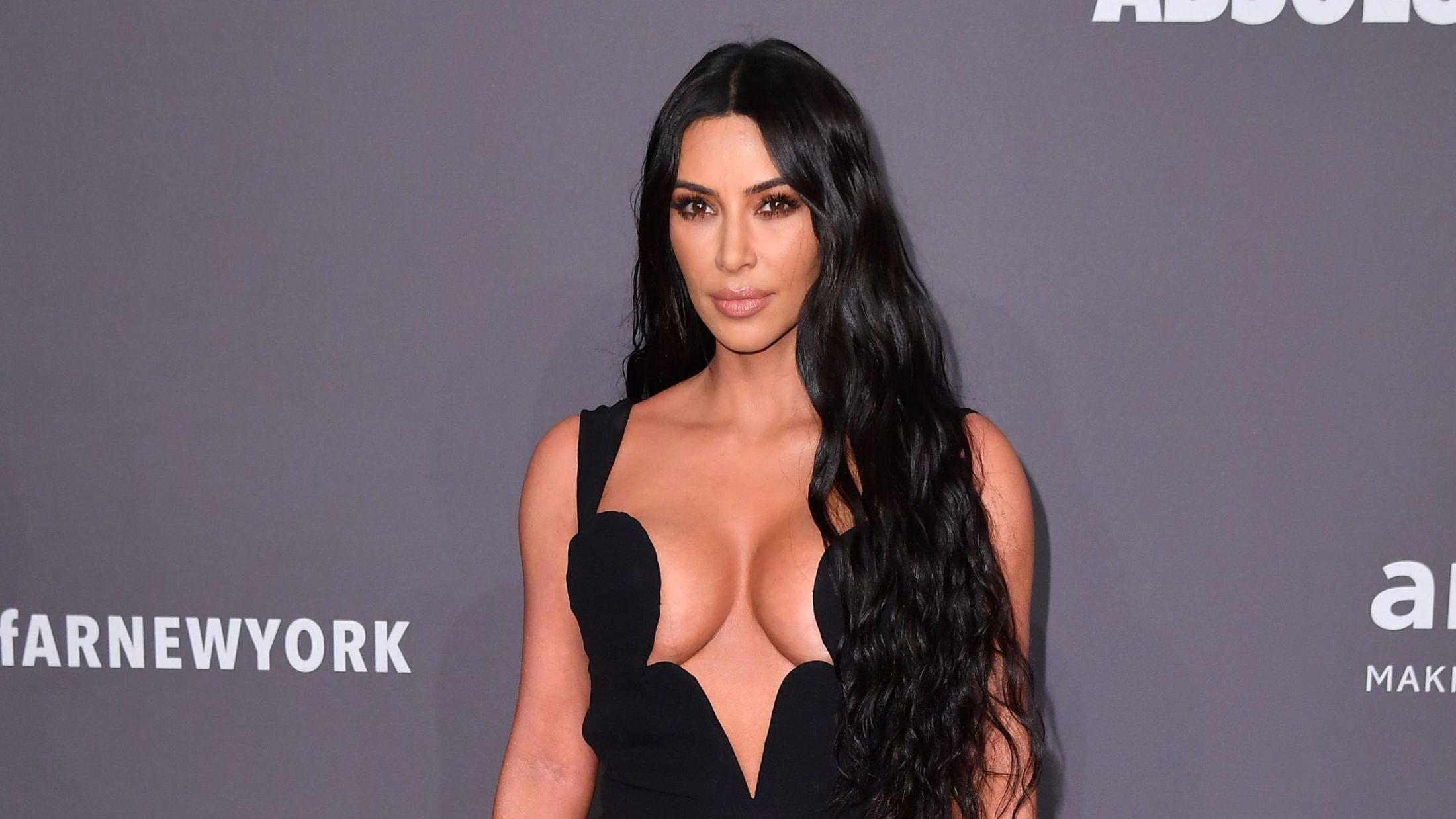 SAKSØKER: Kim Kardashian West ønsker en erstatning på hele 86 millioner kroner for at butikken Missguided kopierer antrekkene hennes. Foto: AFP
