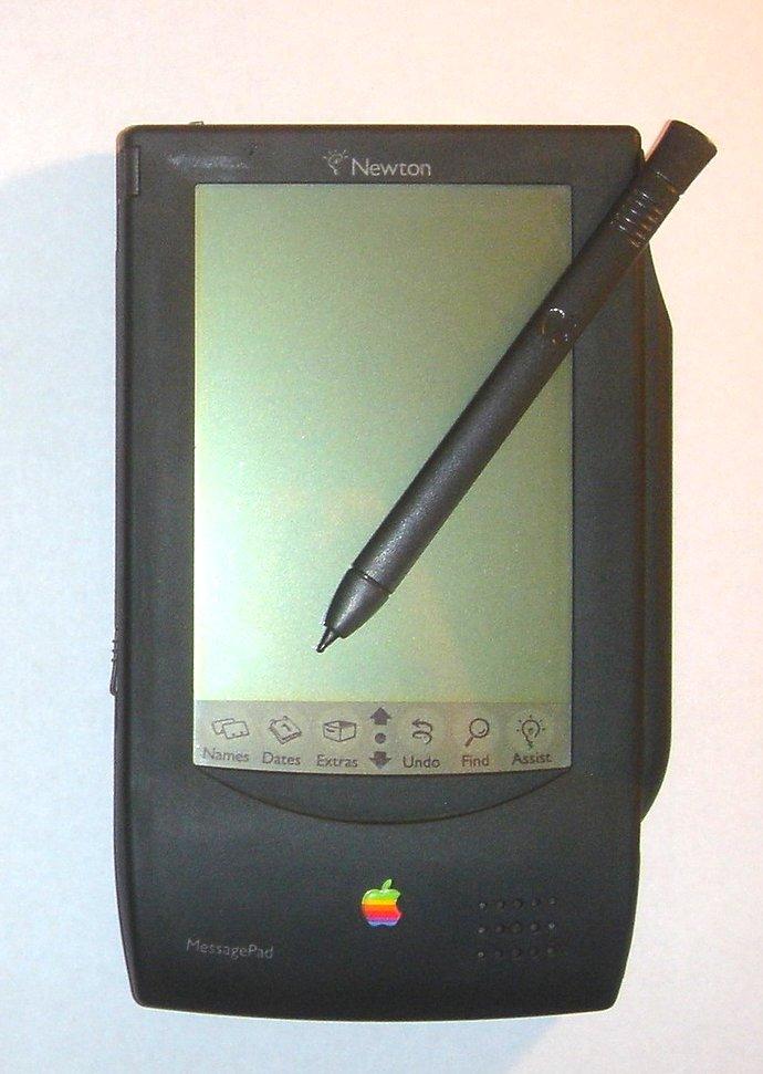 Apple var tidlig ute med håndholdte trykkskjermenheter. Her en MessagePad 100 fra 1993, ofte omtalt som Newton.