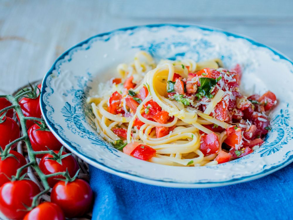 Spaghetti med färska körsbärstomater, vitlök, olivolja, färsk persilja och färsk basilika, toppad med riven parmesanost.