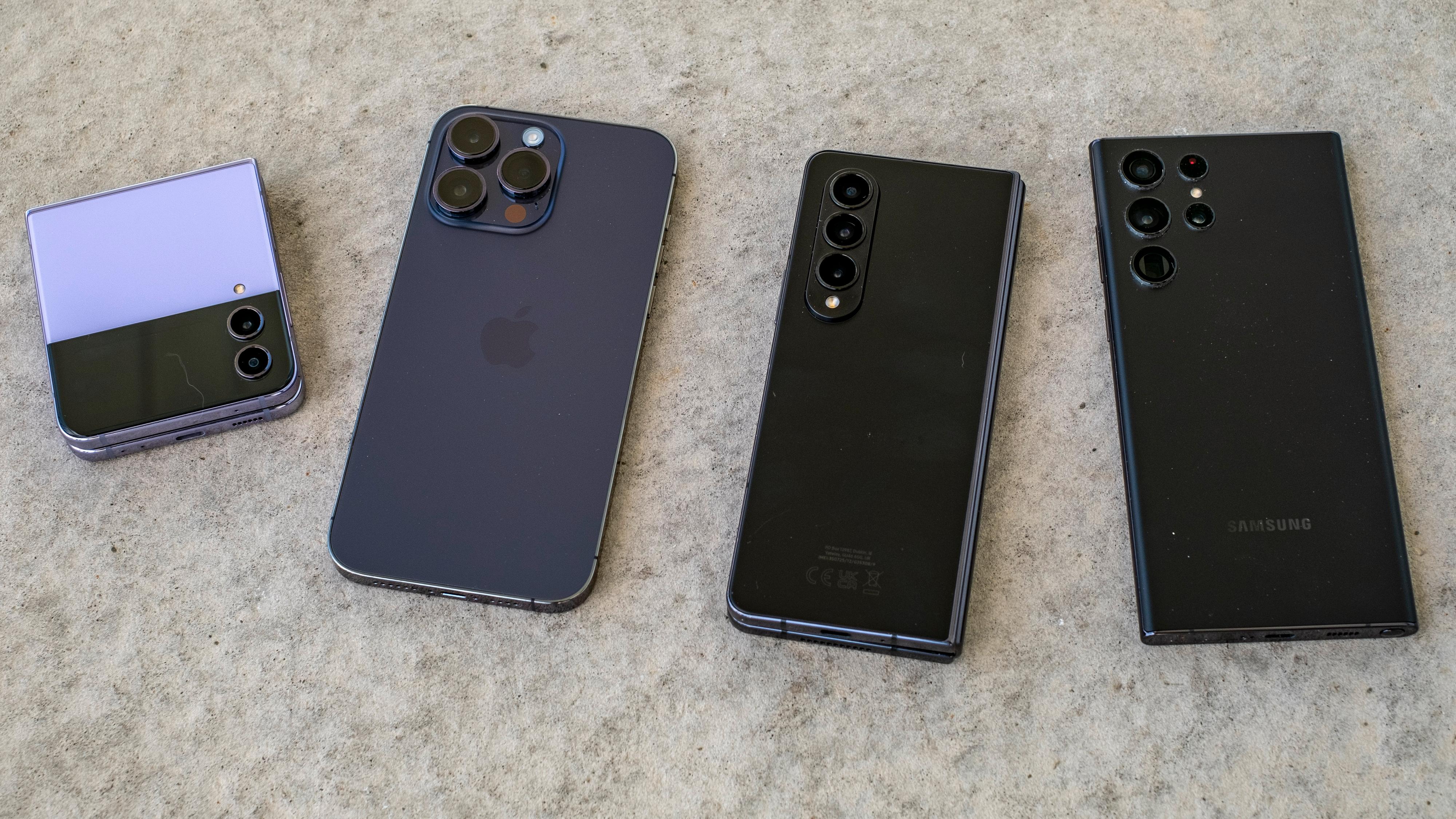 To av Samsungs foldemobiler ved siden av deres største vanlige telefon, og iPhone 14 Pro Max fra Apple. Fra venstre: Galaxy Z Flip4, iPhone 14 Pro Max, Galaxy Z Fold4 og Galaxy S22 Ultra.