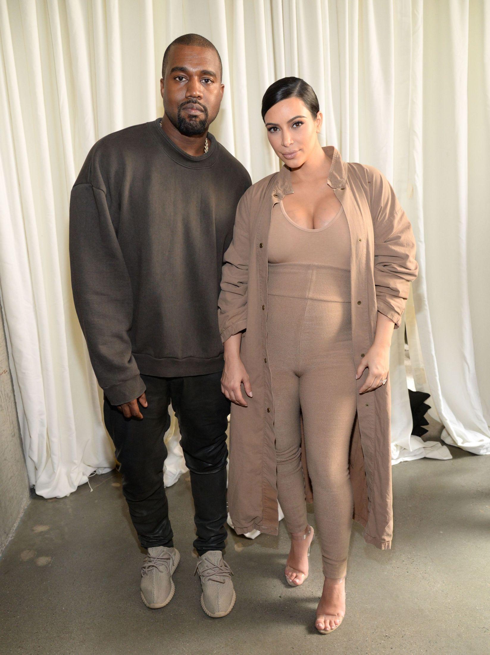 FØR SHOW: Kanye West og Kim Kardashian West ikledd Yeezy season 2 før visningen til klesmerket under Paris Fashion Week. Foto: AFP
