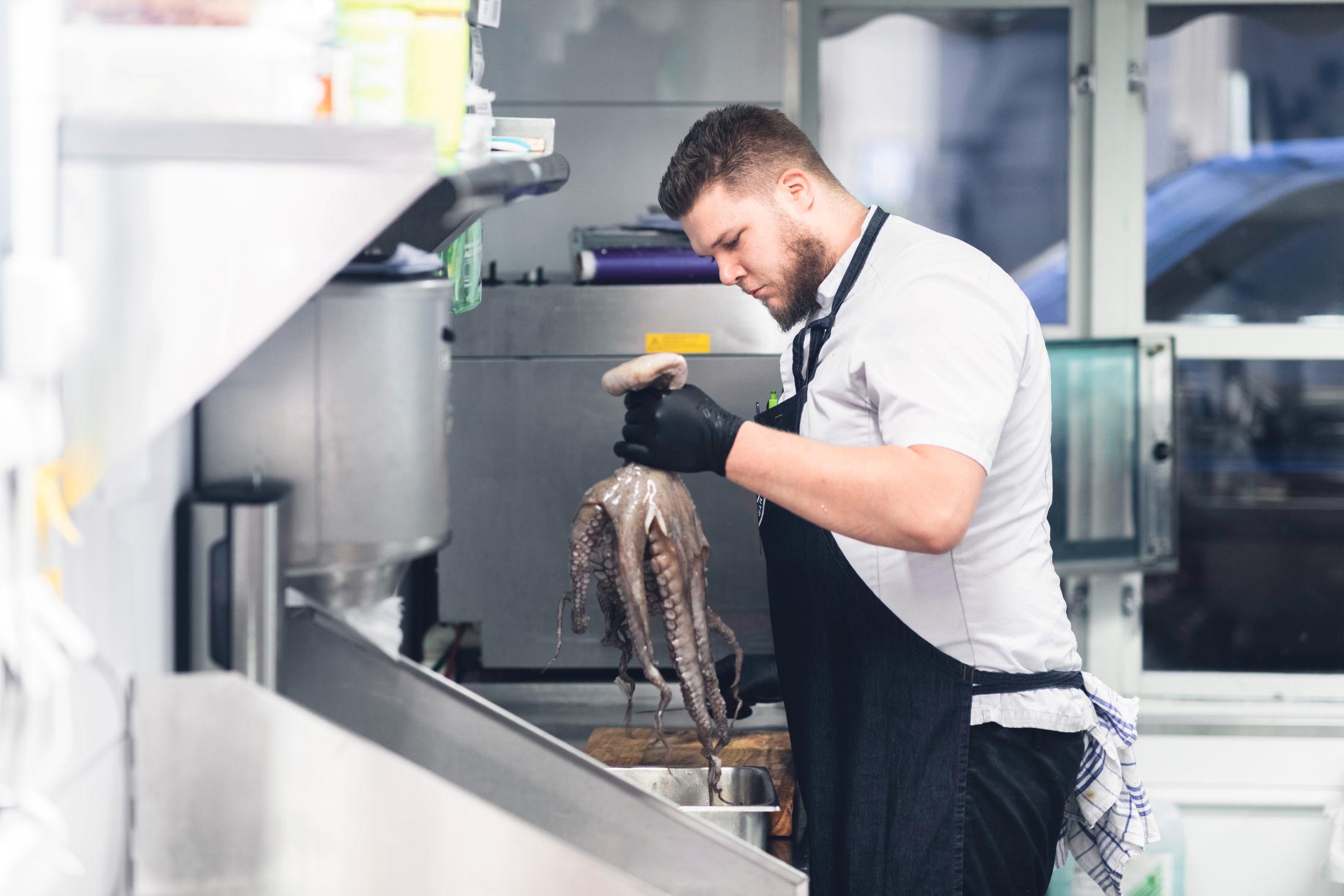 FERSKE RÅVARER: Kjøkkensjef Tim Ekblad på Txotx bruker ofte blekksprut i rettene han lager. Foto: Krister Sørbø/VG
