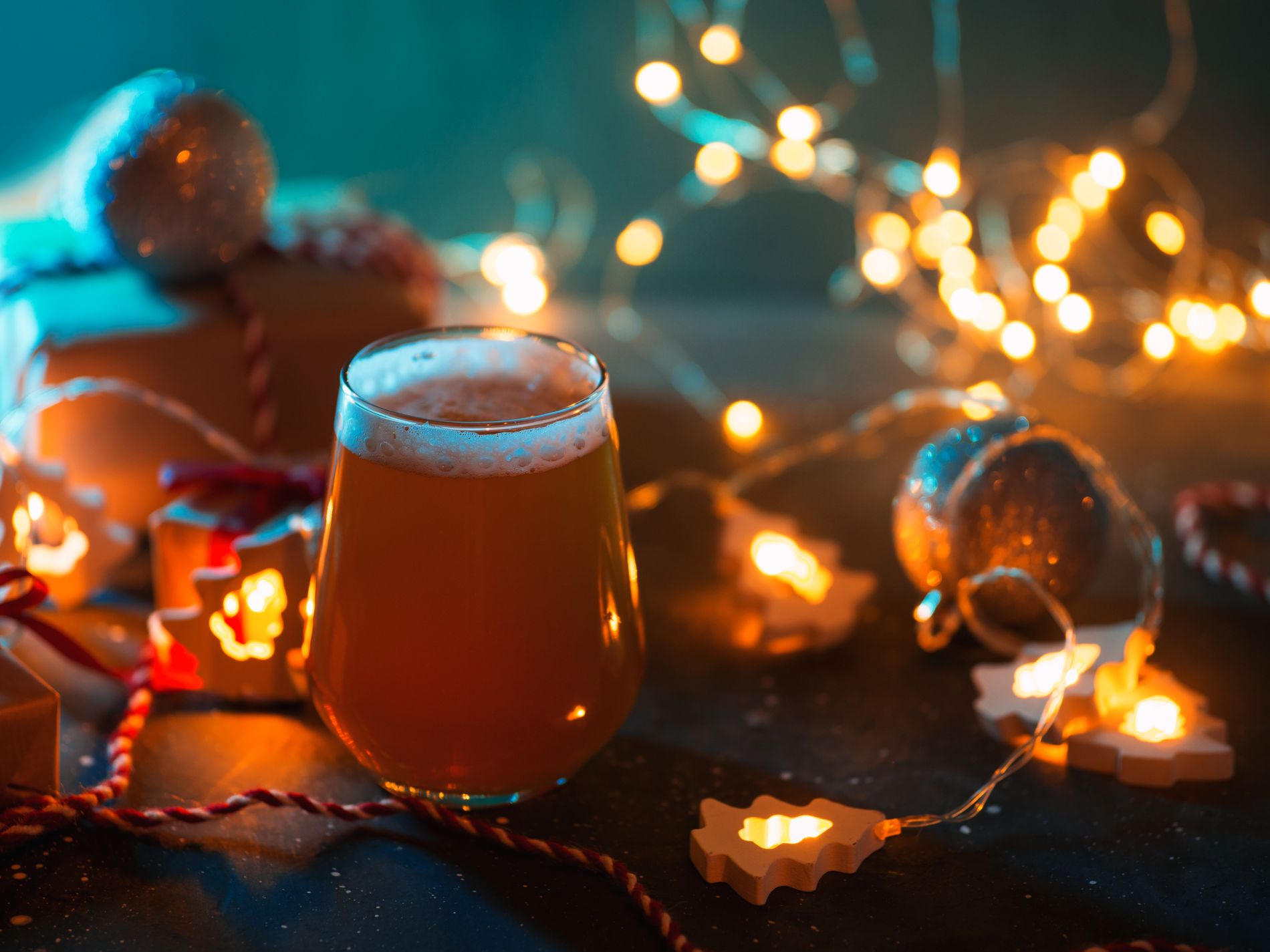 Julöl är traditionellt starkare och mörkare än vanlig öl. 
