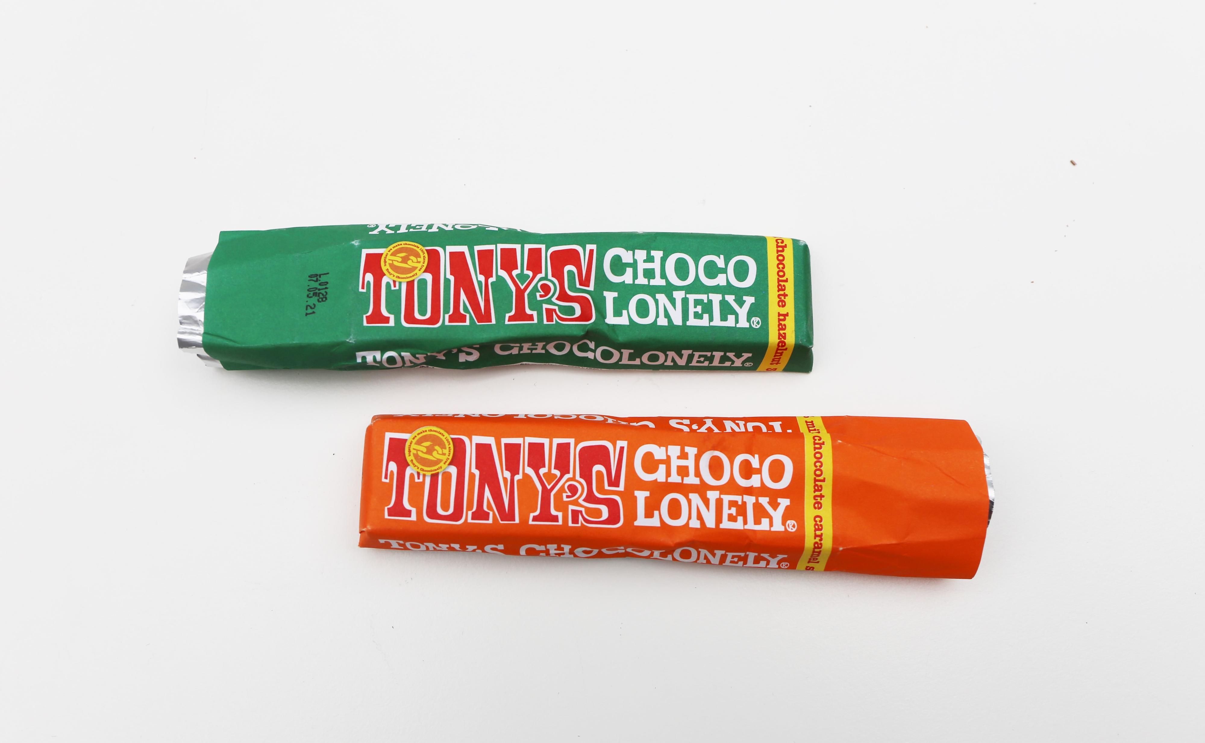 NY I NORGE: Den nederlandske sjokoladen Tony’s ble lansert i Norge for en liten stund tilbake. Her er to av variantene, grønn med hasselnøtt og oransje med karamell.