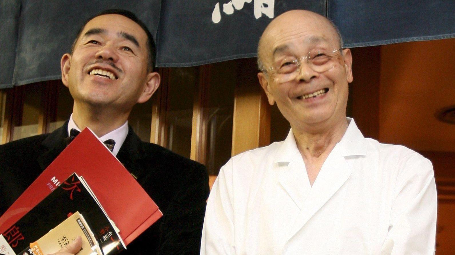 KJENT KOKK: Jiro Ono (til høyre) driver den kjente japanske restauranten som har hatt tre stjerner i Michelin-guiden i over ti år. Her sammen med den japanske matanmelderen Masahiro Yamamoto. Foto: Everett Kennedy Brown/EPA