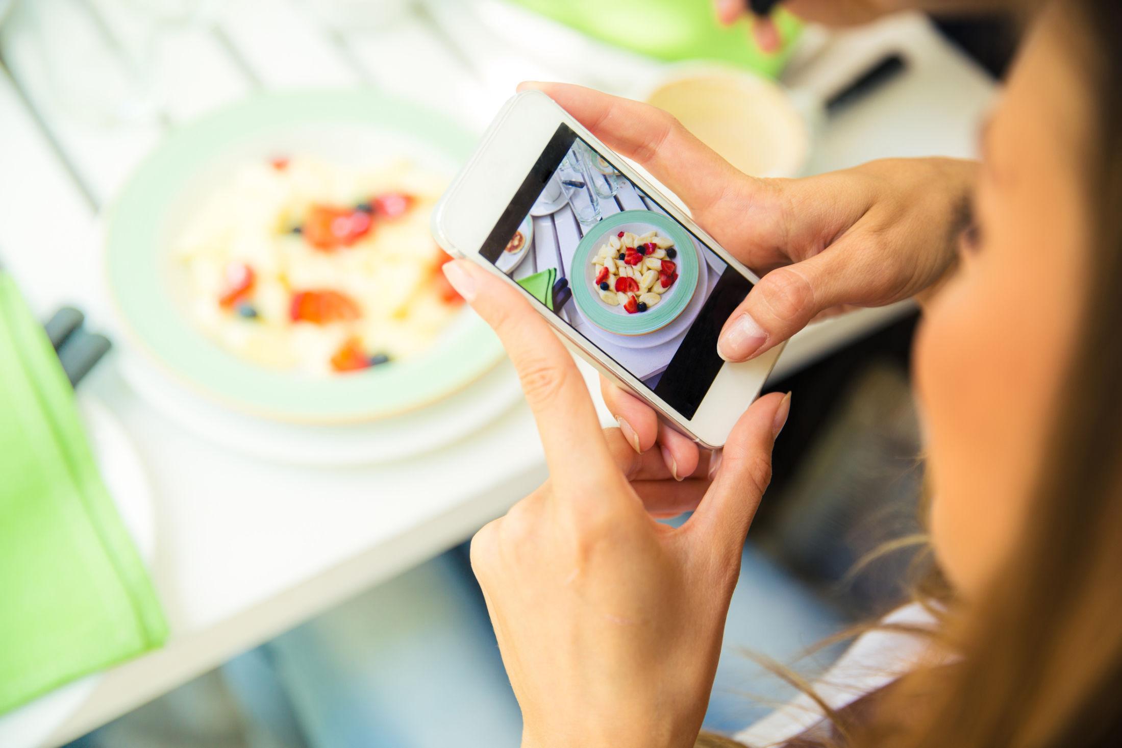 KAMERAET SPISER FØRST: Det er ikke bare bare å ta de perfekte matbildene til Instagram. Men følger du noen enkle tips er du langt på vei til å bli #foodpornstar. Foto: NTB Scanpix.
