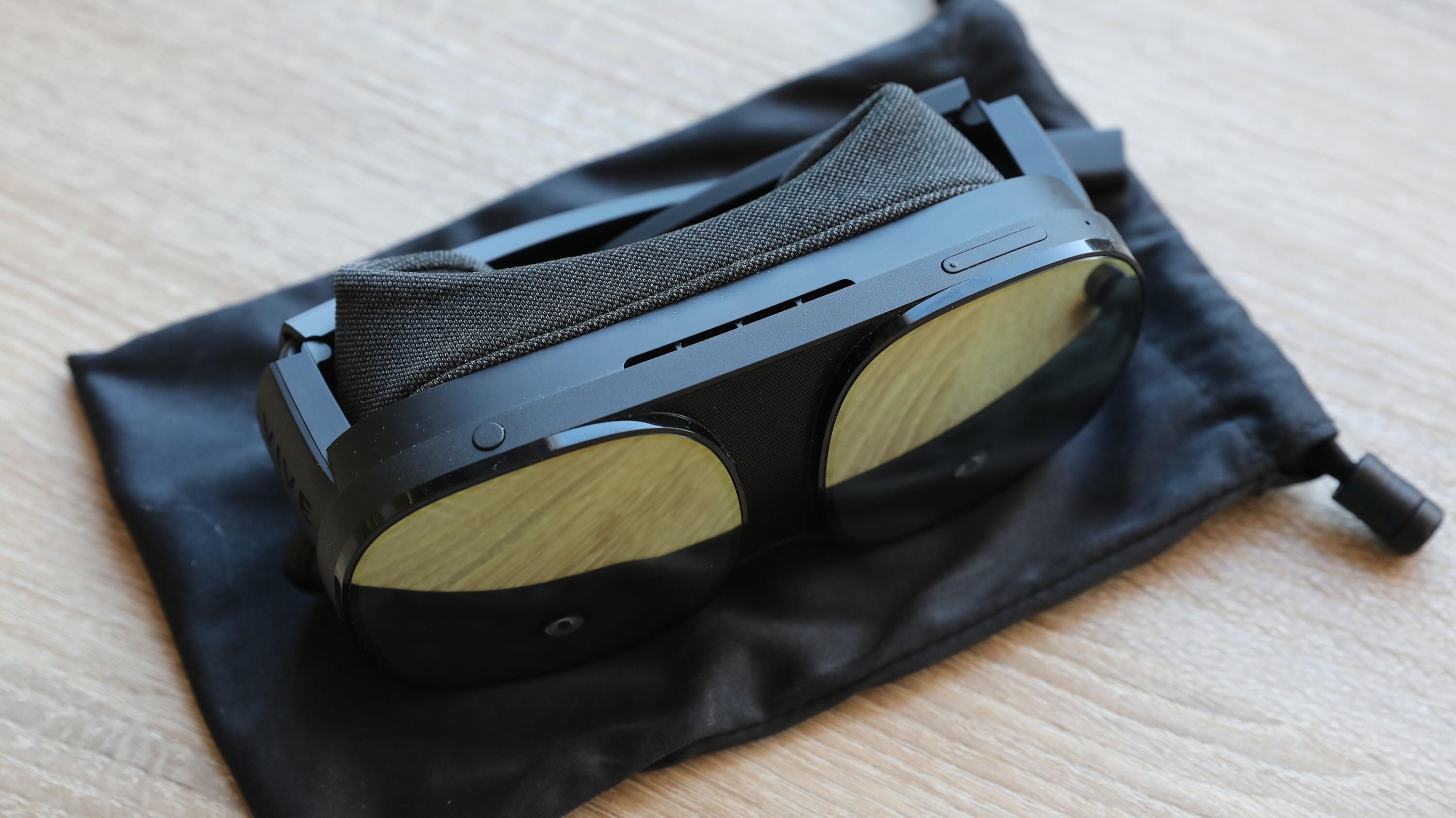 Med brillene følger det med en myk beskyttelsespose som også kan brukes som pusseklut.