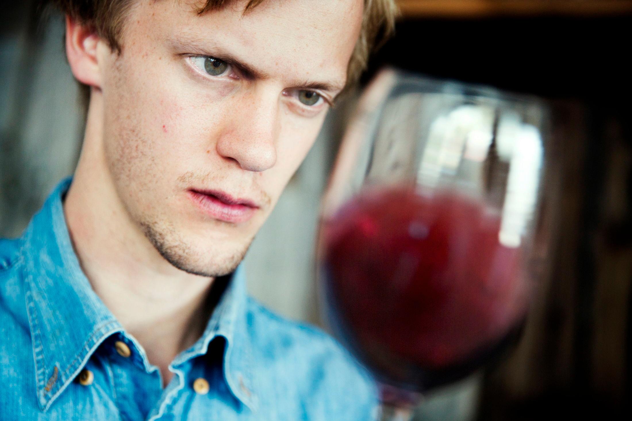 VINEKSPERT: Henrik Dahl Jahnsen er både vinanmelder, sommelier og ikke minst: Norgesmester i vinkelner. Foto: Karin Beate Nøsterud / VG