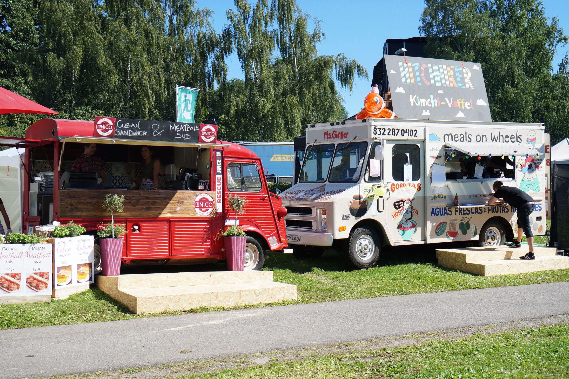 GATEMAT: Bodene står på rekke og rad inne på festivalområdet. Du får også servert mat fra food trucks. Foto: Maria Tveiten Helgeby/VG