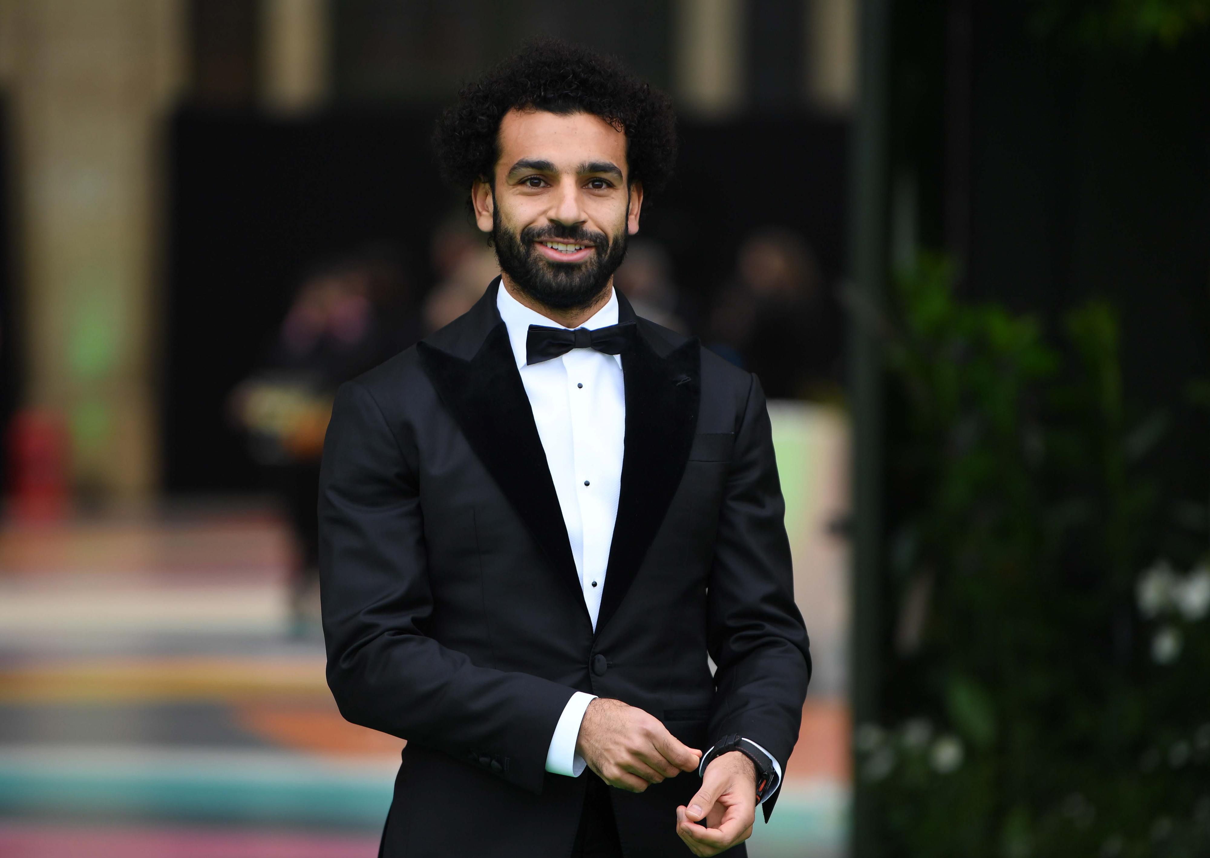 KLASSISK: Den egyptiske fotballspilleren Mohamed Salah gikk for sort smoking og sløyfe. Jakken hadde innslag av velur på kragen, som ble et naturlig blikkfang. 