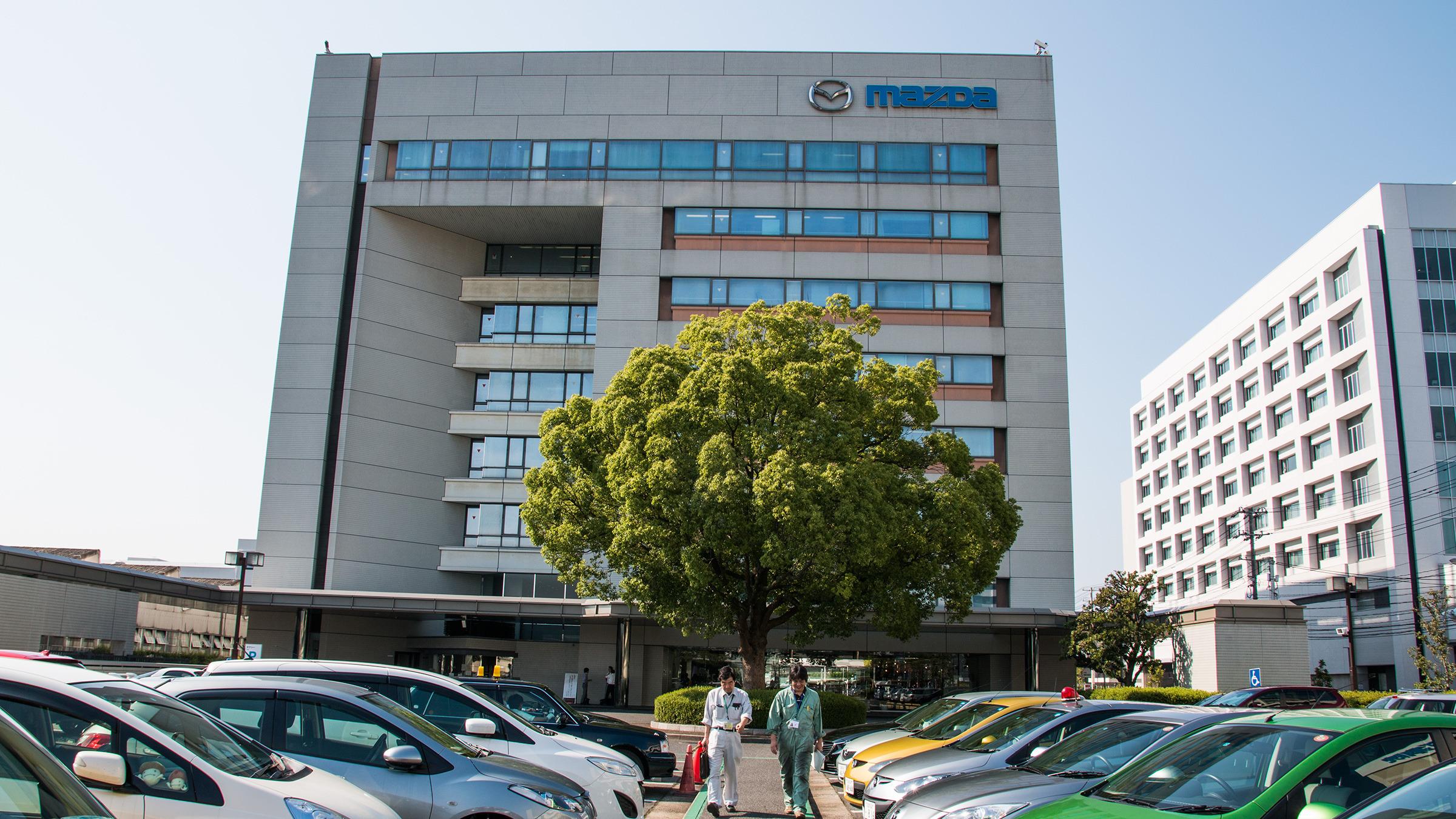 Mazdas hovedkontor i Hiroshima, langt inne i fabrikkområdet.Foto: Varg Aamo, Hardware.no