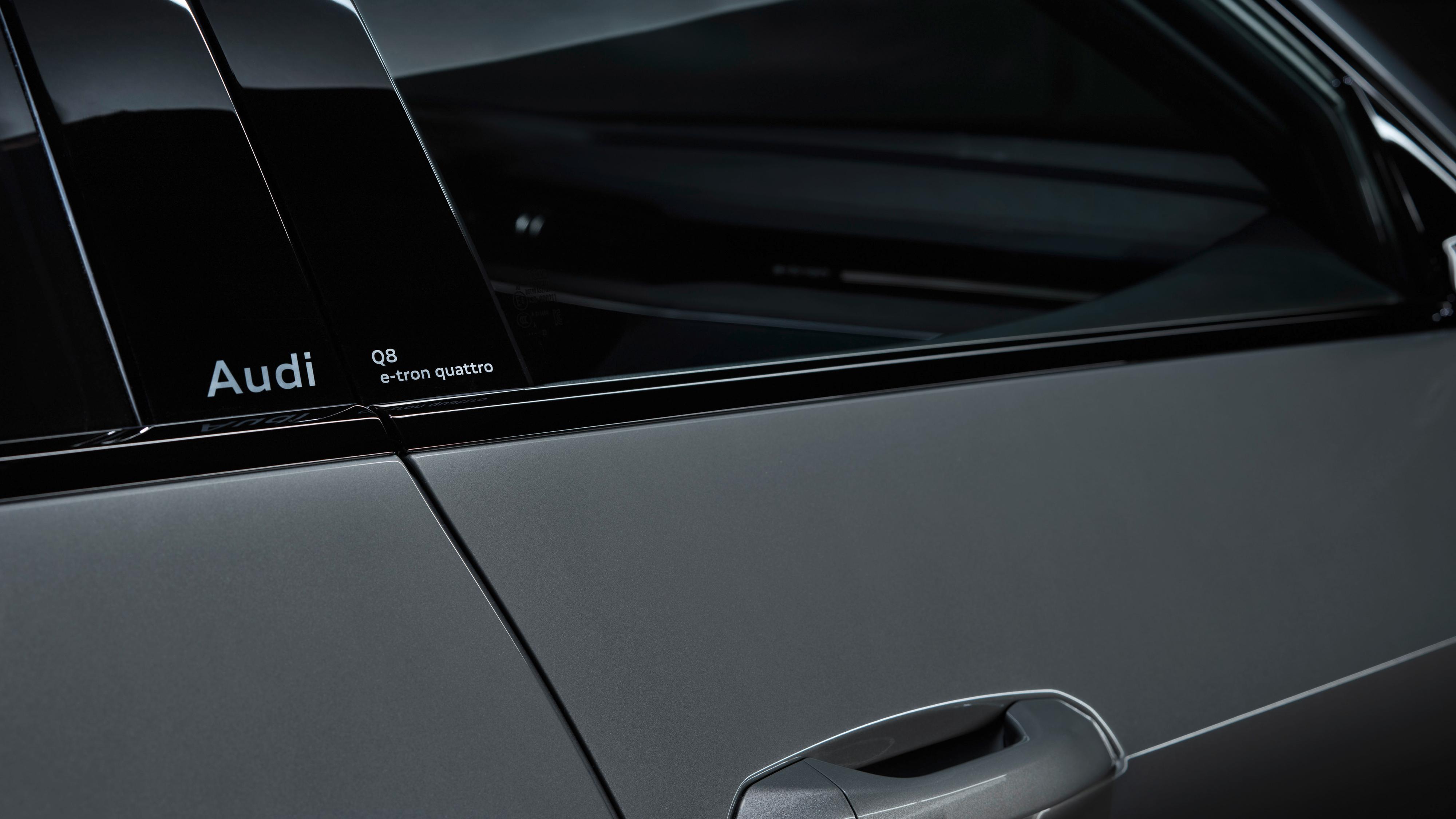 Modellbetegnelse på B-stolpen er noe vi kommer til å finne på Audi-modeller fremover. Q8 e-tron er først ut. 