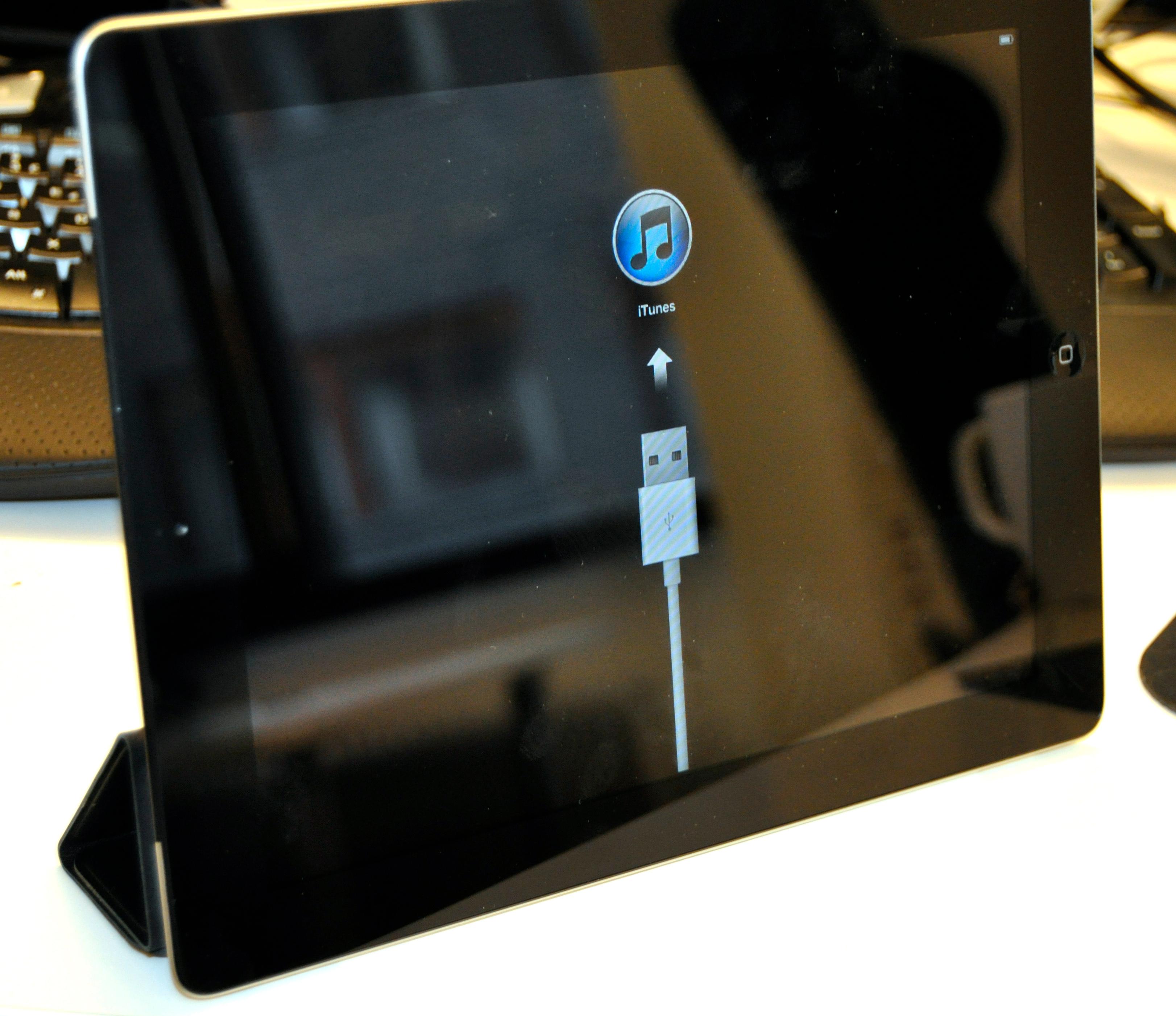 iPad 2 har et magnetisk deksel som også kan brukes som fot for nettbrettet.